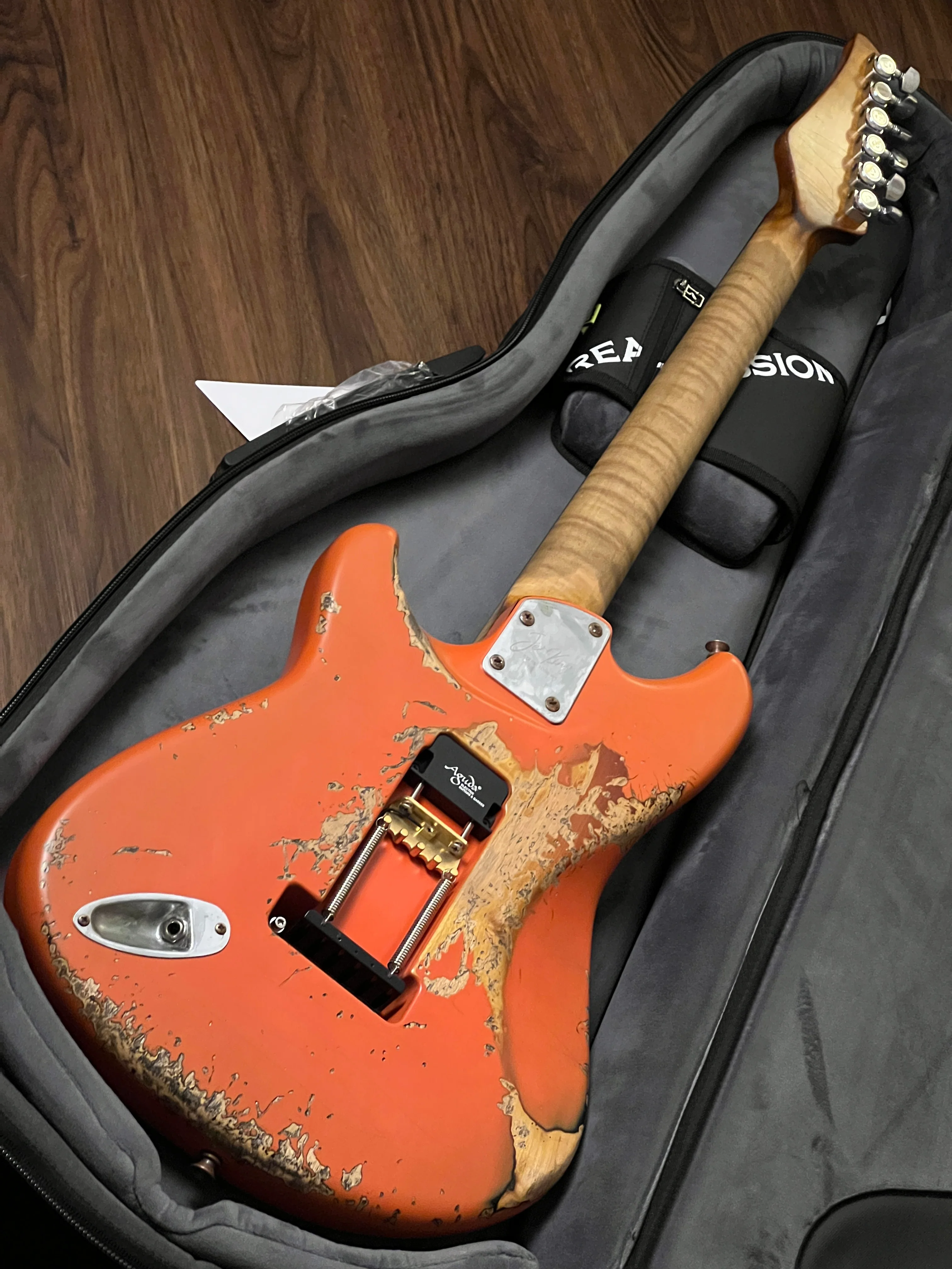 Aguda Jerry king Steam Tone 1981 in Fiesta Red Over Sunburst Heavy Relic - Image 9