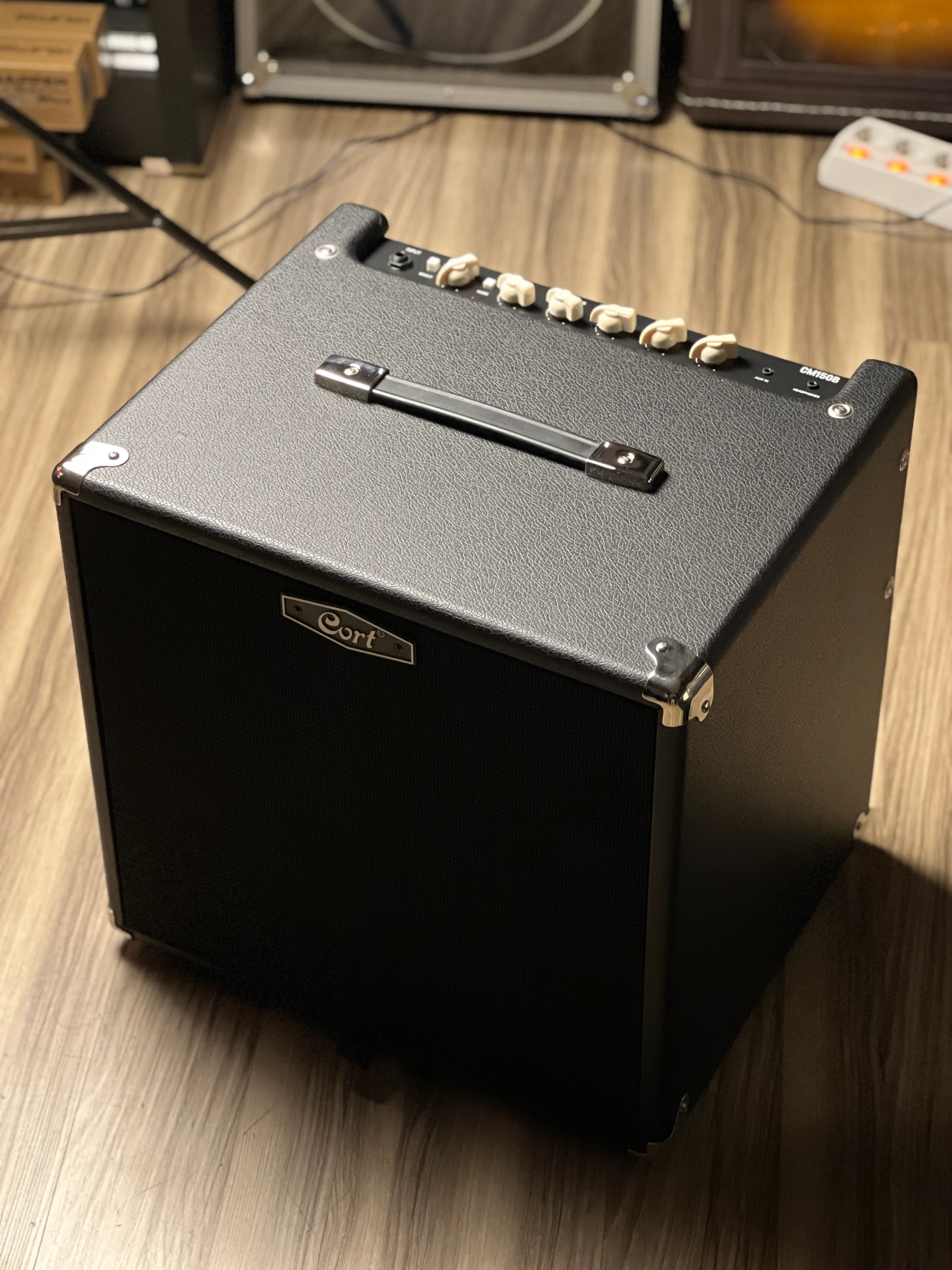 Cort CM150 Bass Amplifier Combo in Black - Image 2