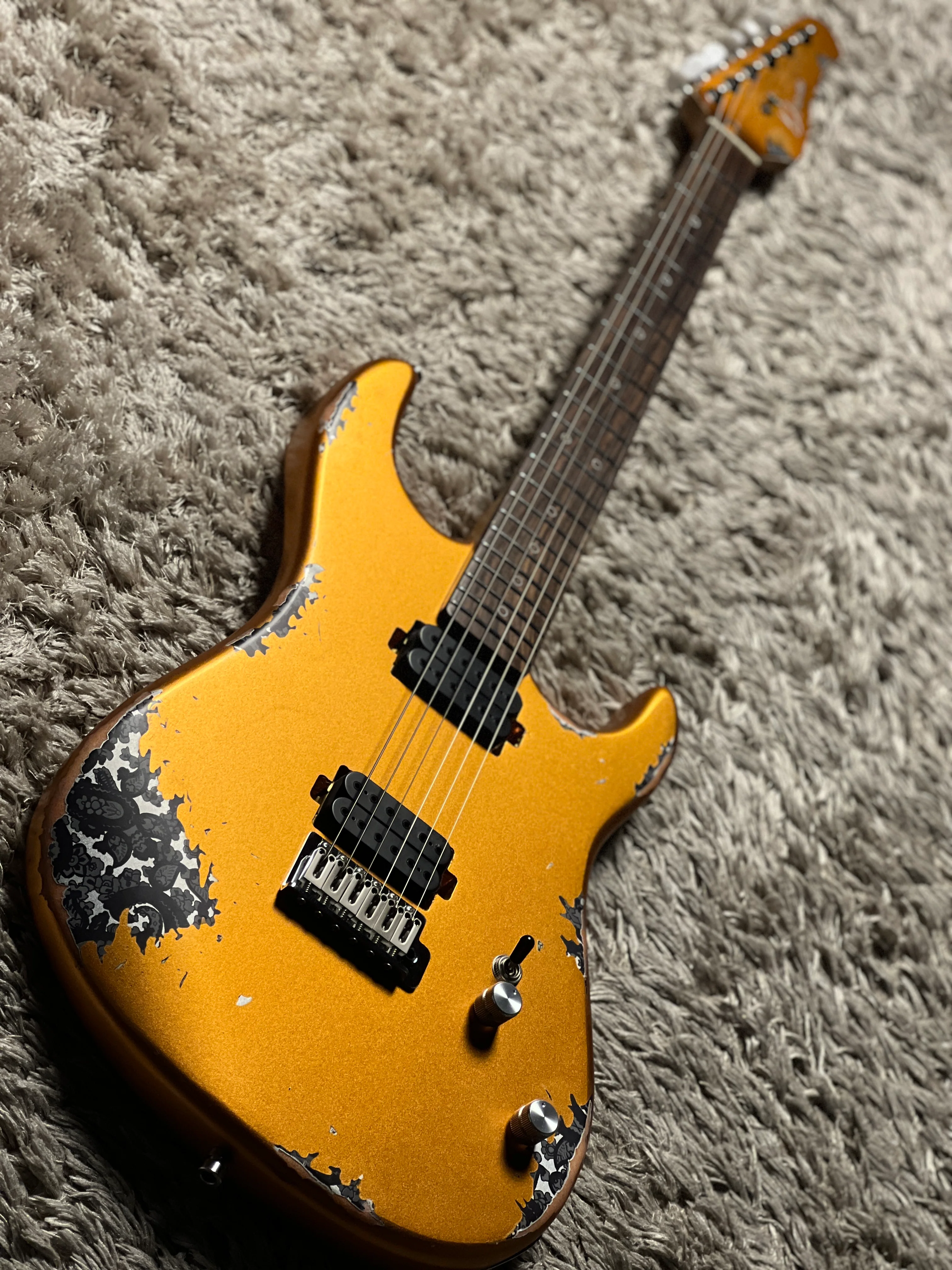 Dhatarattha Performance DST HH in Aztec Gold Over Black Paisley with RW FB and Nitrocellulose Lacquer Relic - Image 3