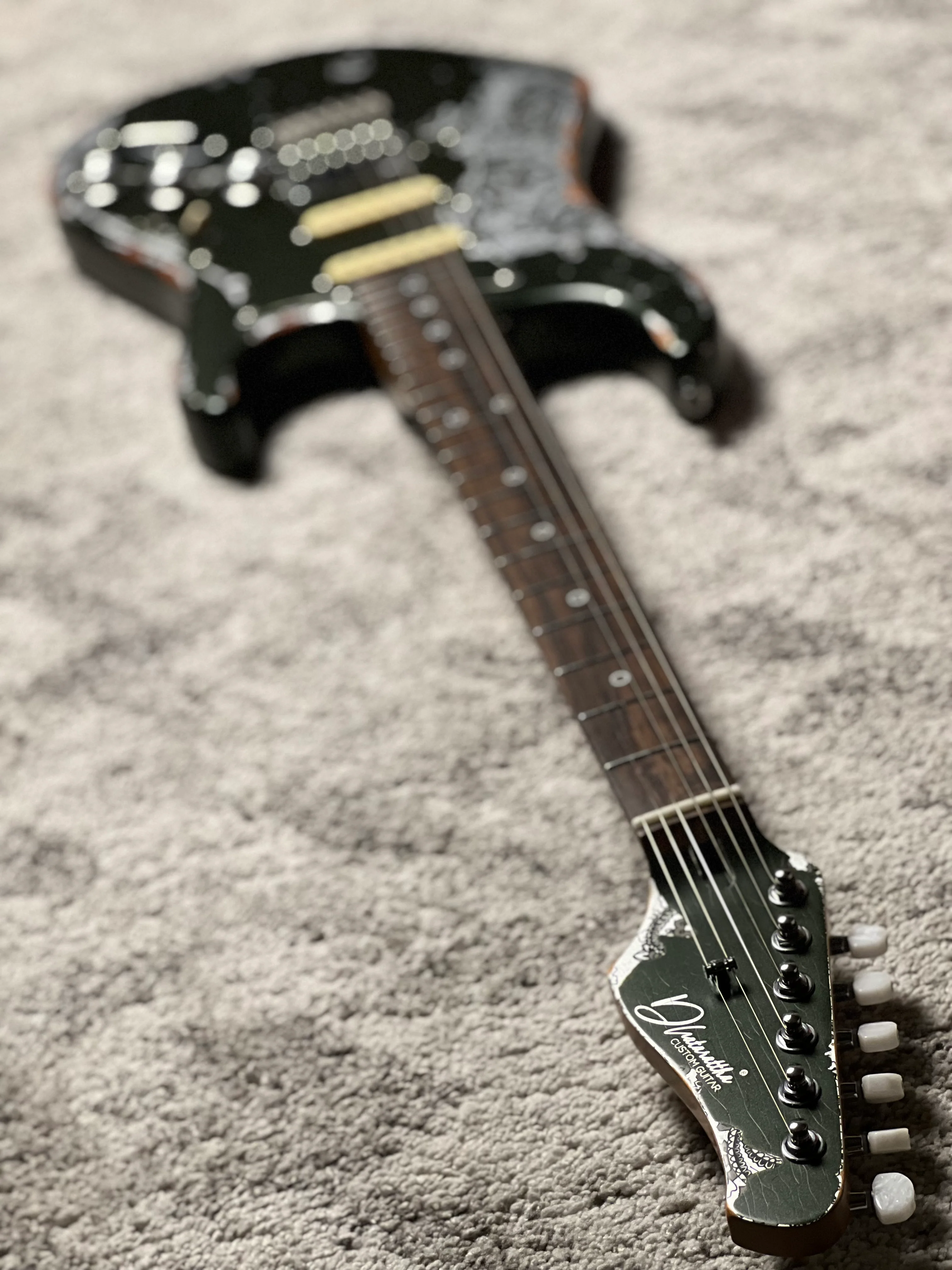 Dhatarattha Performance DST HSS in Godwood Green over Black Paisley with RW FB and Nitrocellulose Lacquer Relic Level 2 - Image 4