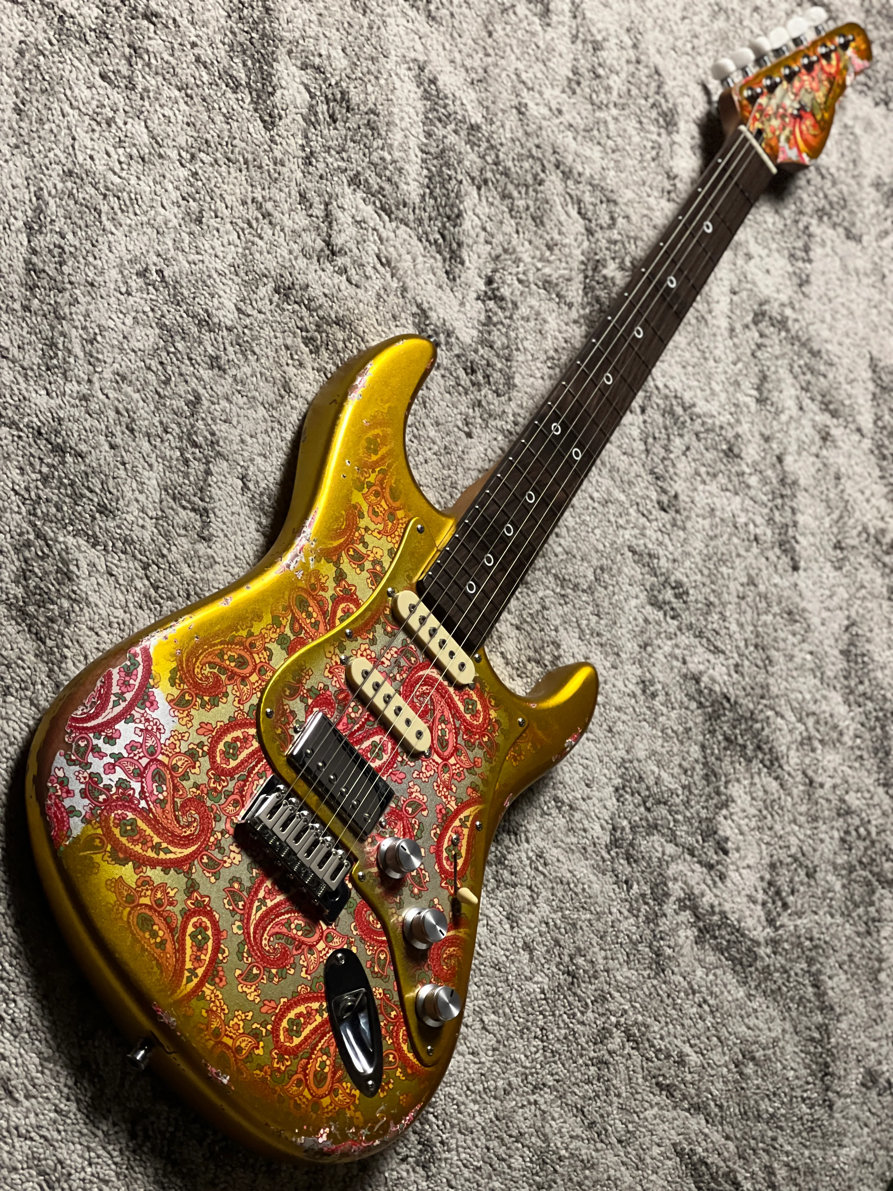 Dhatarattha Performance DST HSS in Gold Sparkle over Pink Paisley with RW FB and Nitrocellulose Lacquer Relic - Image 3