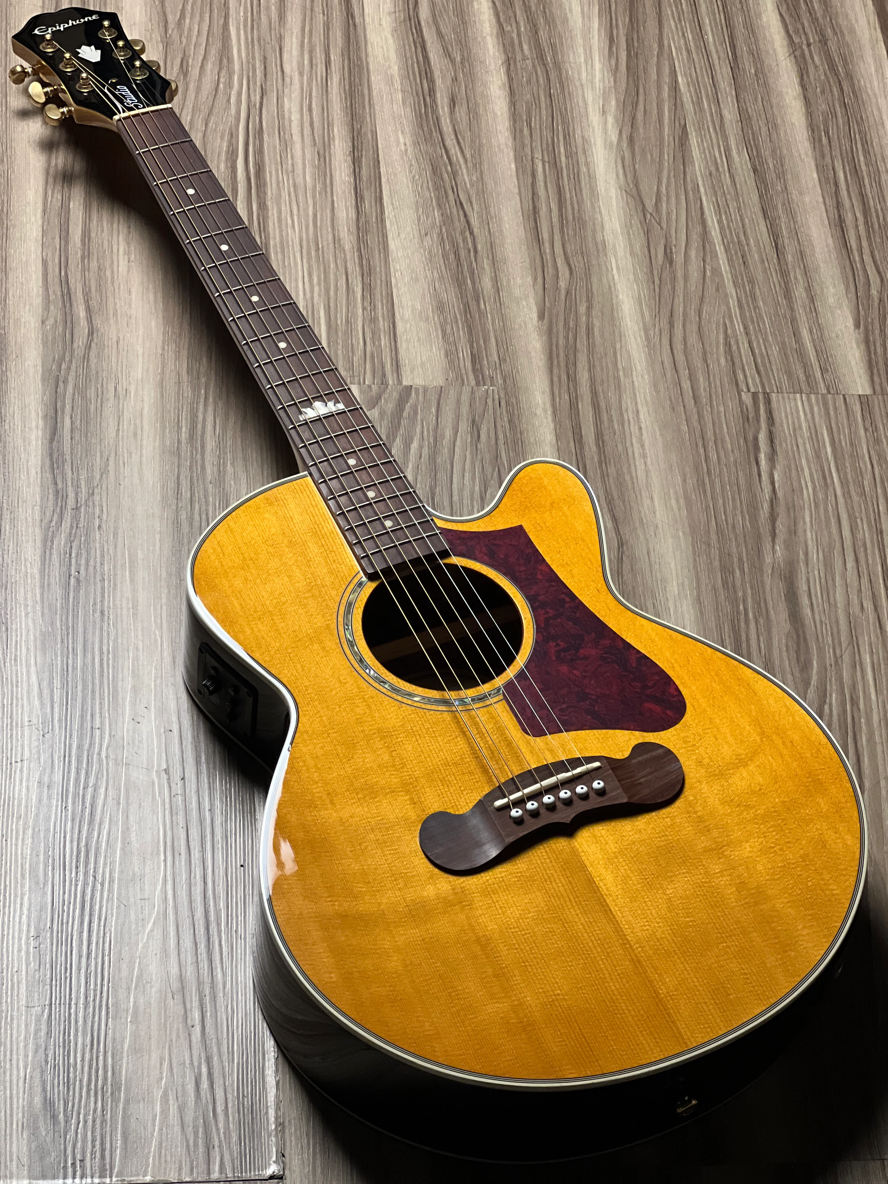 Epiphone J-200 EC Studio Parlor Solid Top Fishman Presys-II  in Vintage Natural