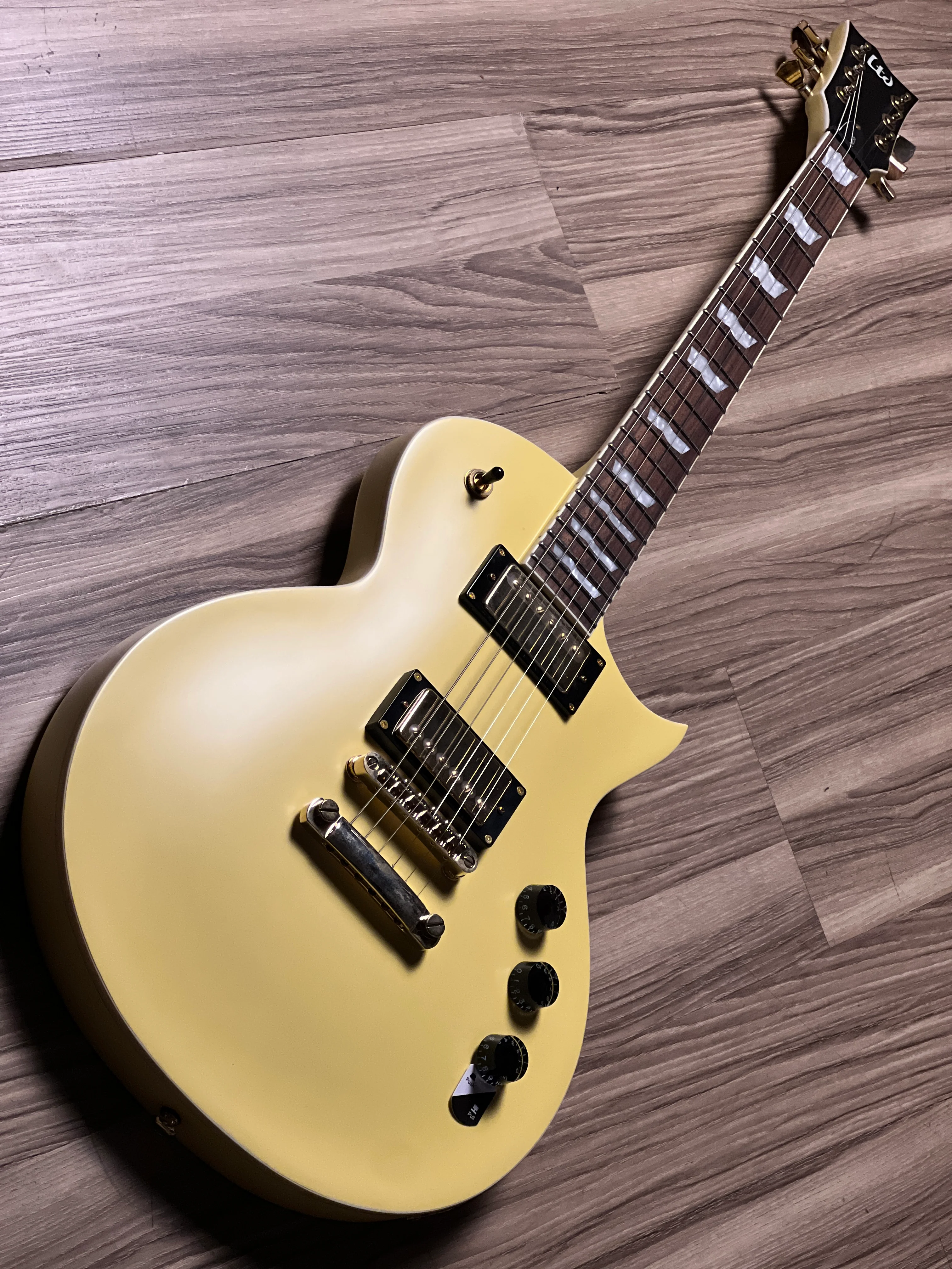 ESP LEC-256 LTD In Vintage Gold Satin - Image 3