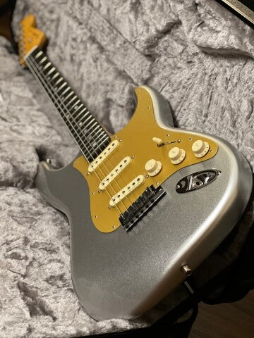 Fender American Ultra Stratocaster Quicksilver with Ebony FB and Anodized Gold Pickguard - Image 10