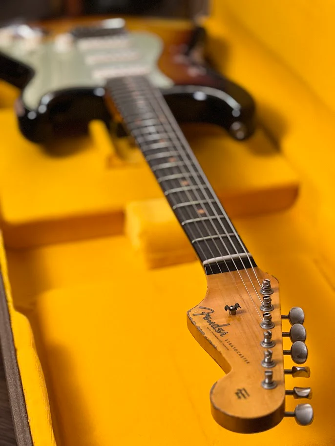 Fender Custom Shop 1961 Stratocaster Heavy Relic Super Faded Aged 3-Tone Sunburst CZ568799 - Image 8