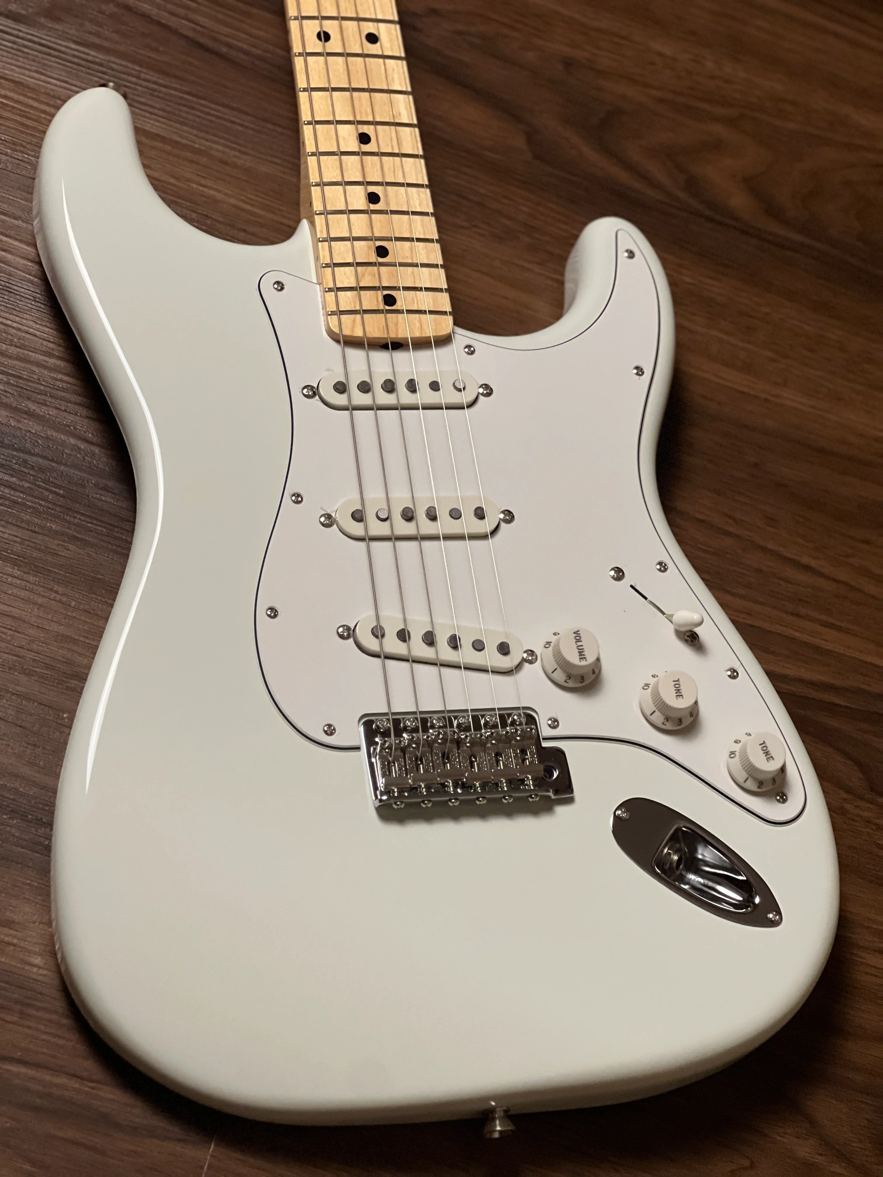 Fender FSR Collection Traditional Late 60s Stratocaster with Maple FB in Olympic White JD24025840 - Image 4