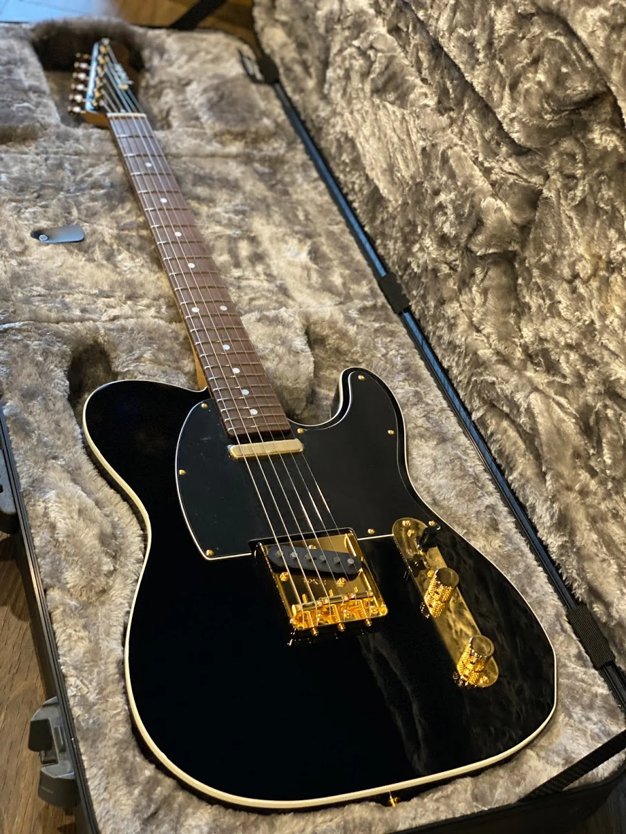 Fender Molded ABS case for Stratocaster and Telecaster - Image 3