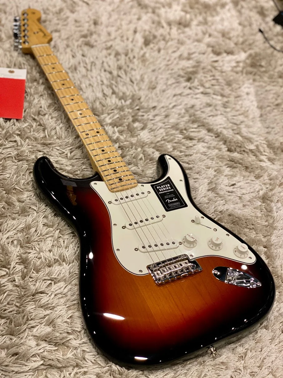 Fender Player Series Stratocaster Maple Neck in 3-Tone Sunburst