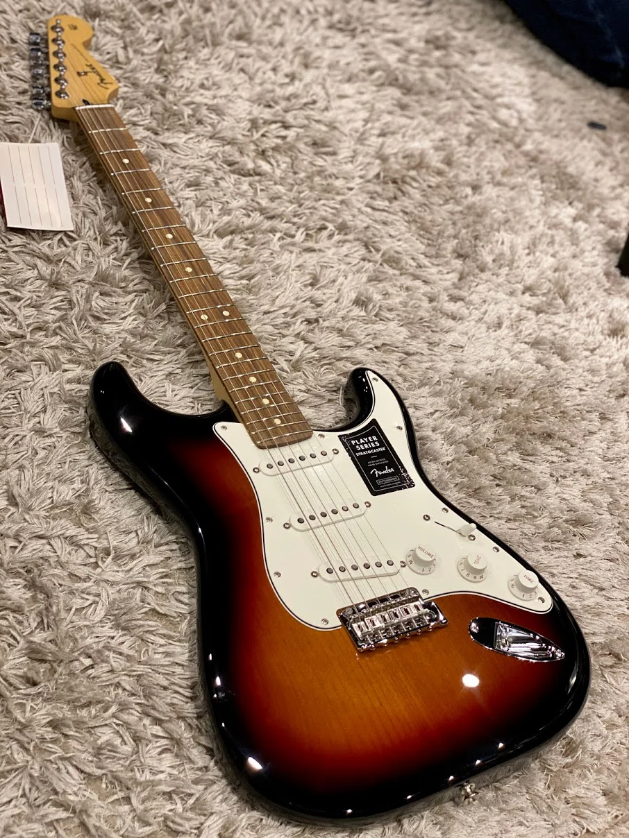 Fender Player Series Stratocaster Pau Ferro in Three Tone Sunburst