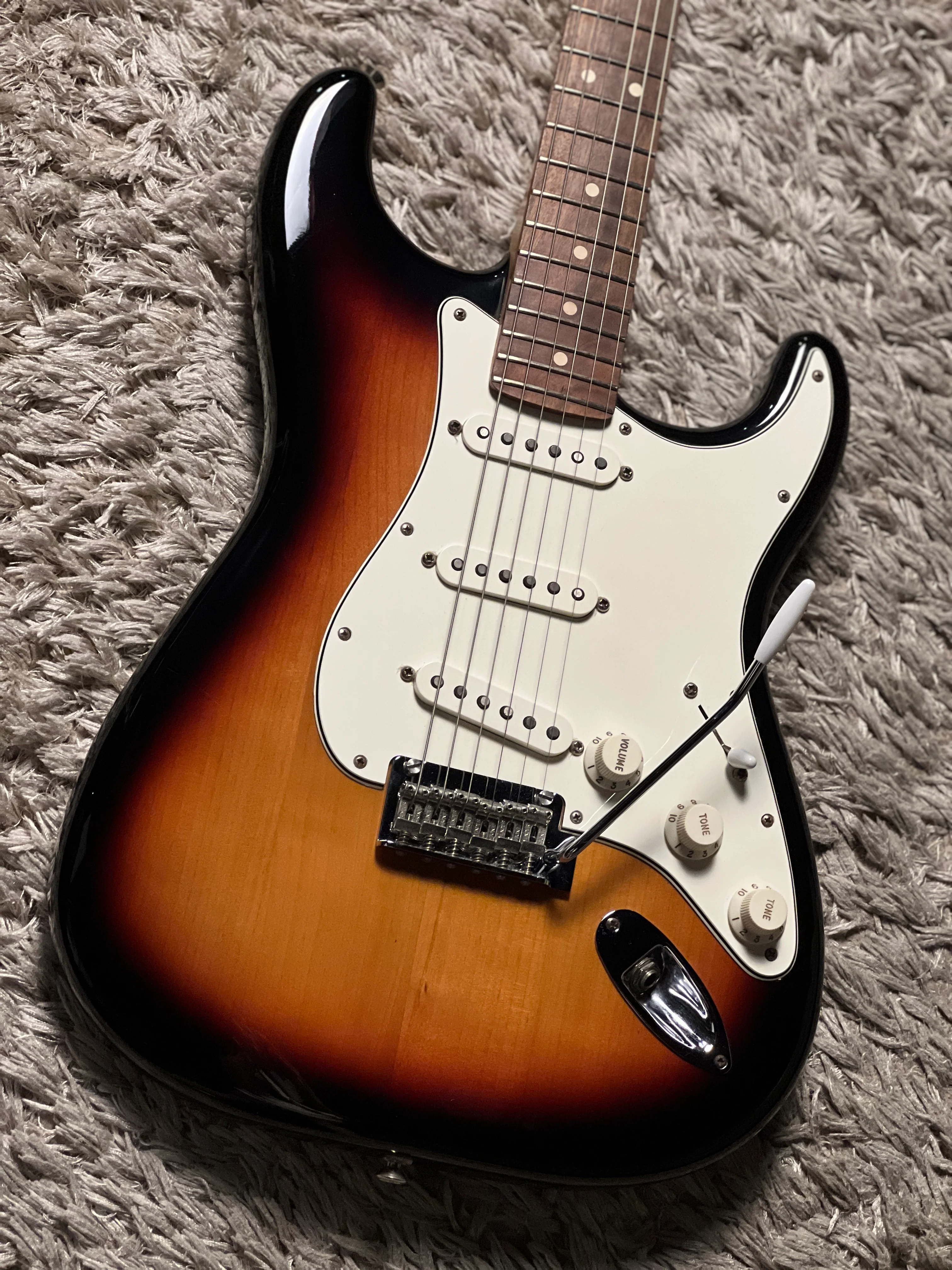 Fender Player Series Stratocaster Pau Ferro in Three Tone Sunburst (USED) MX21548094 - Image 3