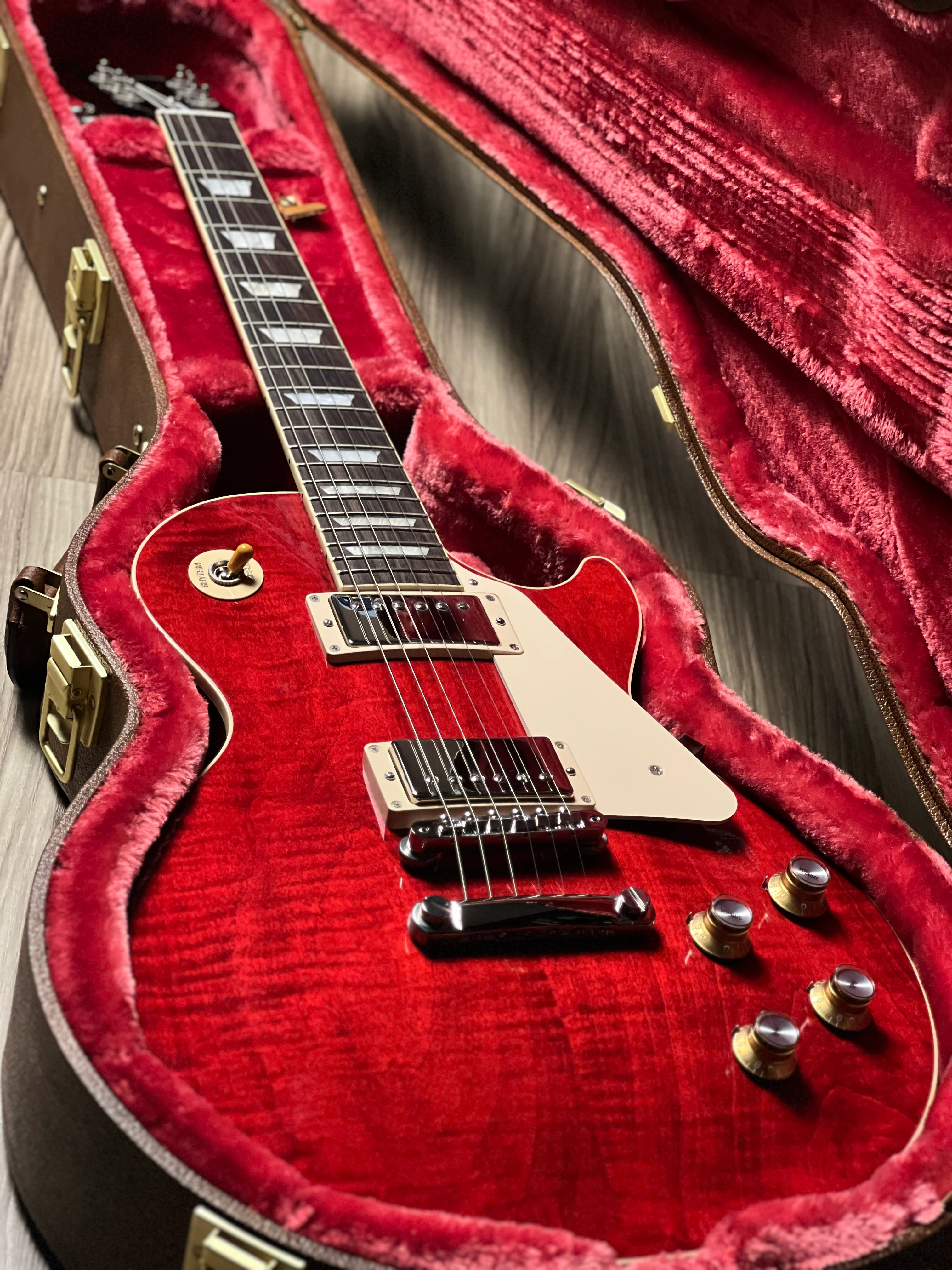 Gibson Les Paul Standard 60s Figured Top in 60s Cherry with Case 229930048 - Image 4