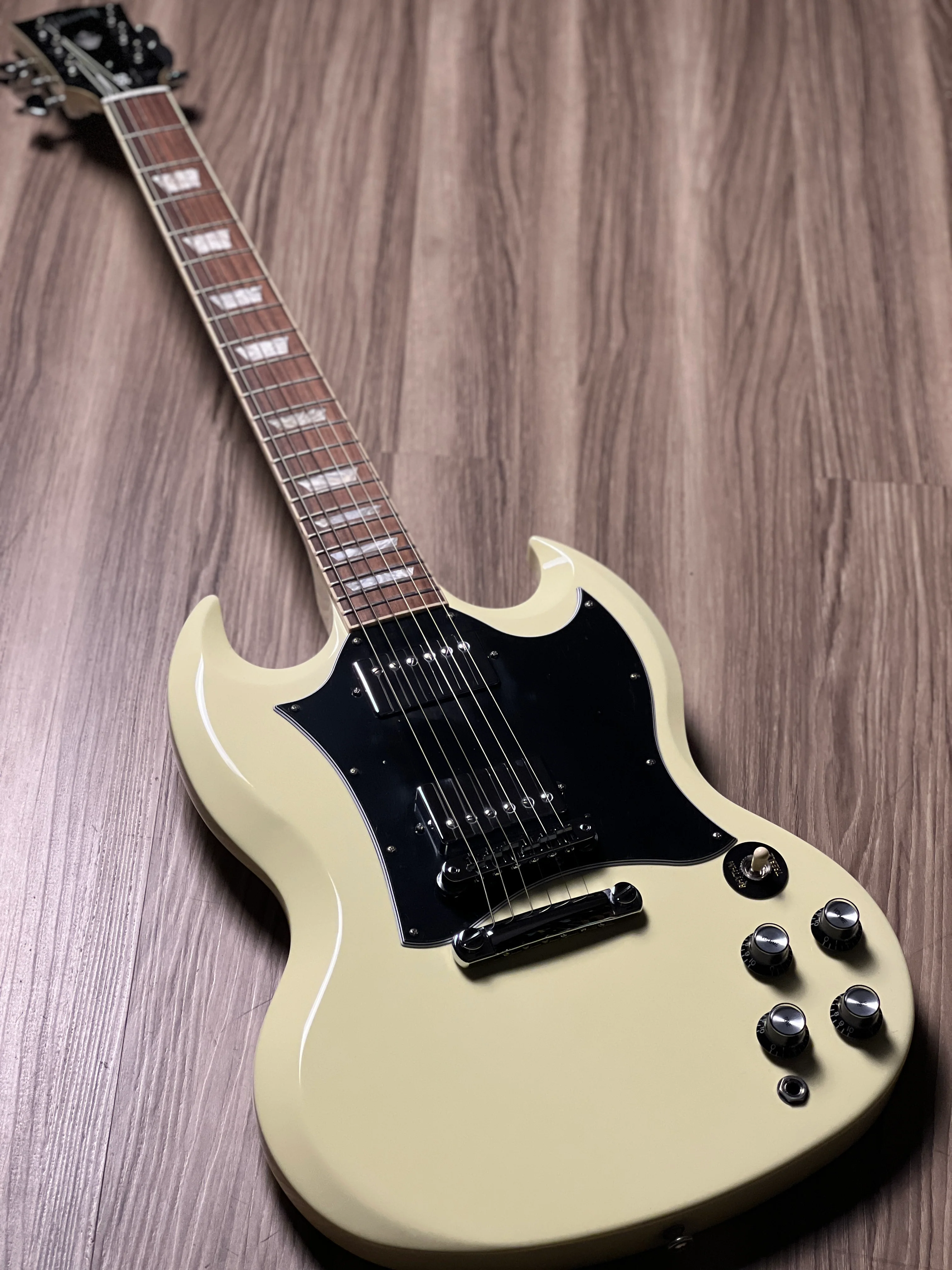 Gibson SG Standard Classic In White w/Case - Image 2