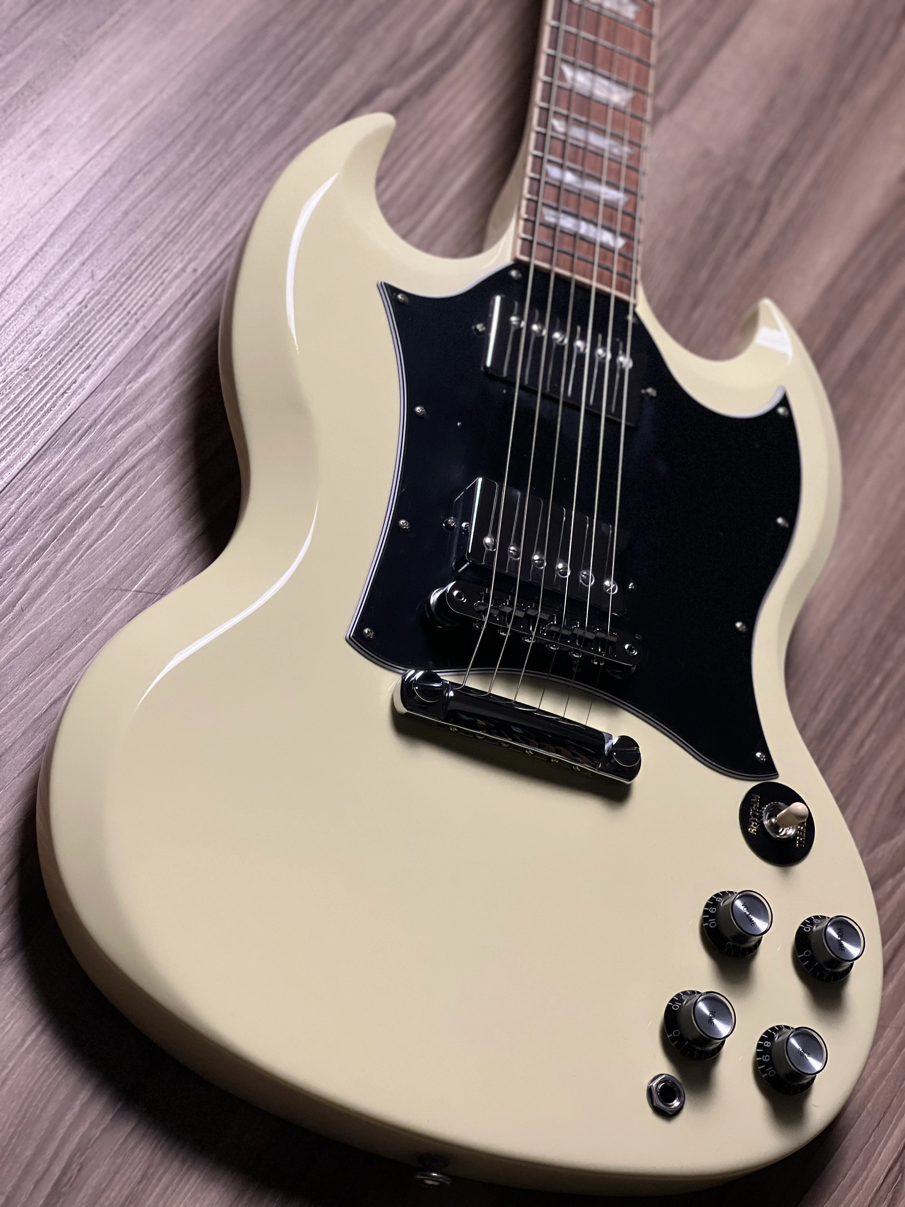 Gibson SG Standard Classic In White w/Case - Image 3