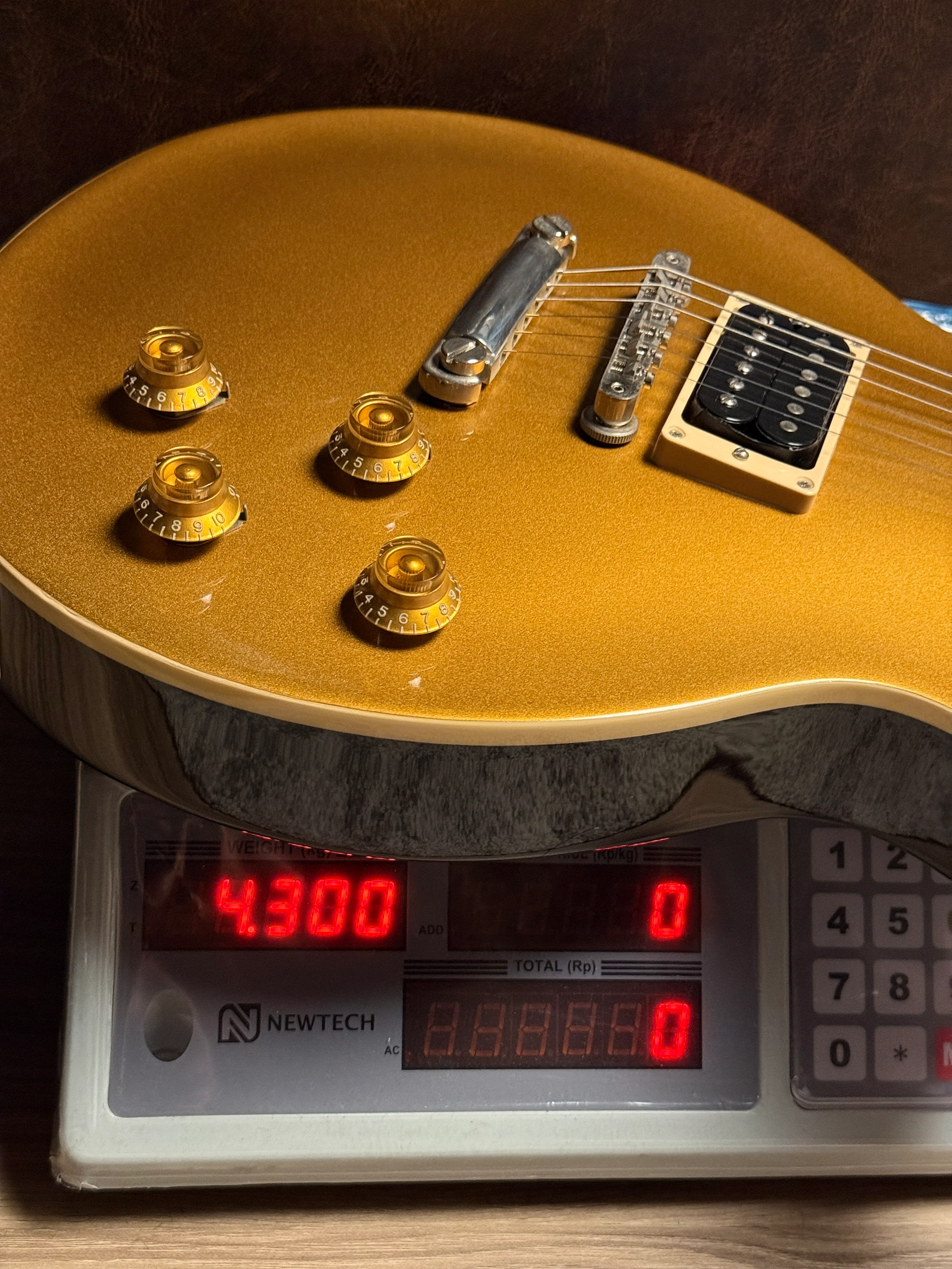 Gibson Slash "Victoria" Les Paul Standard Goldtop Dark Back with Case 225220066 - Image 9