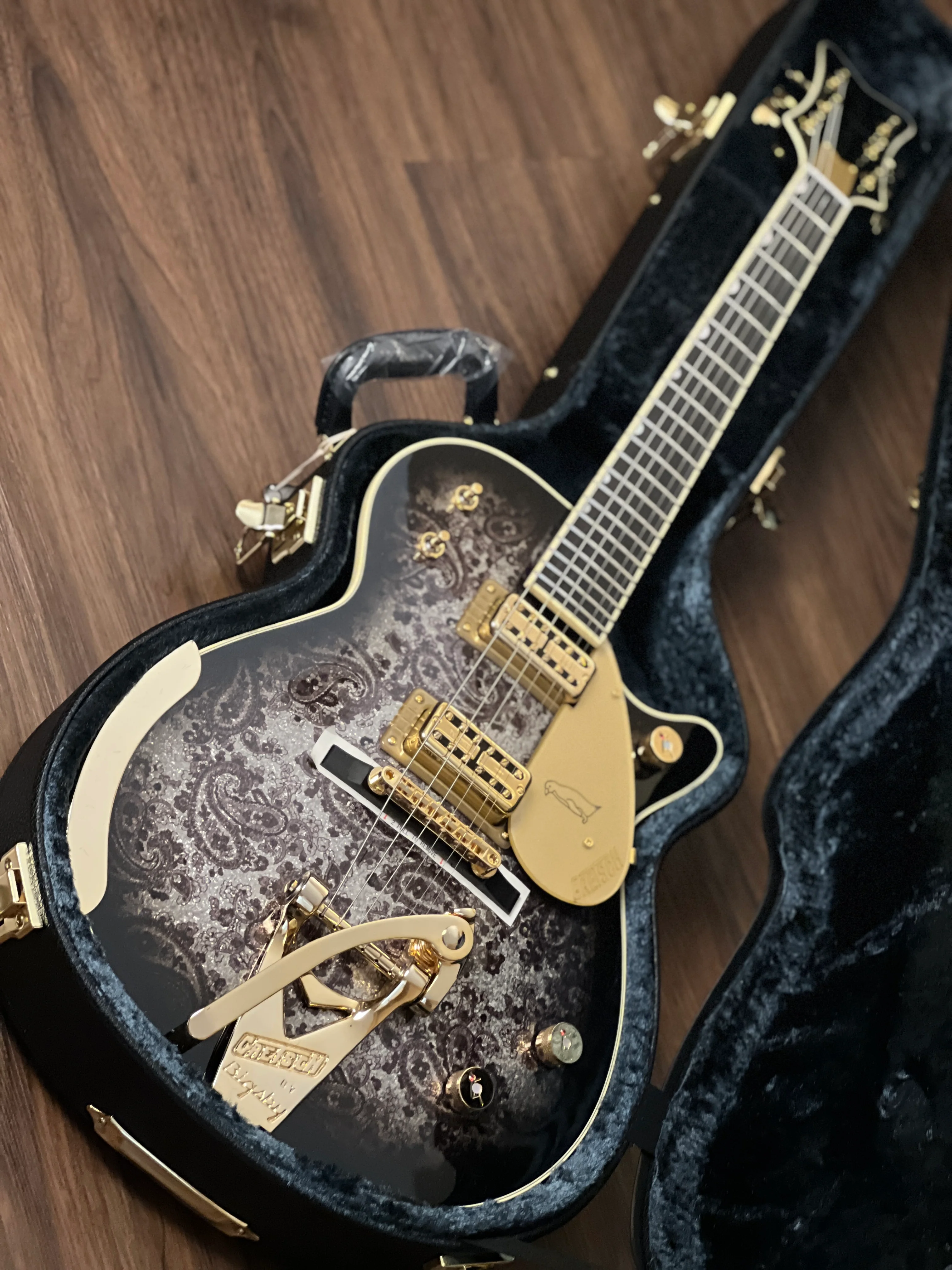 Gretsch G6134TG Limited edition Paisley Penguin in Blackburst over Black and Silver Paisley Sparkle - Image 4