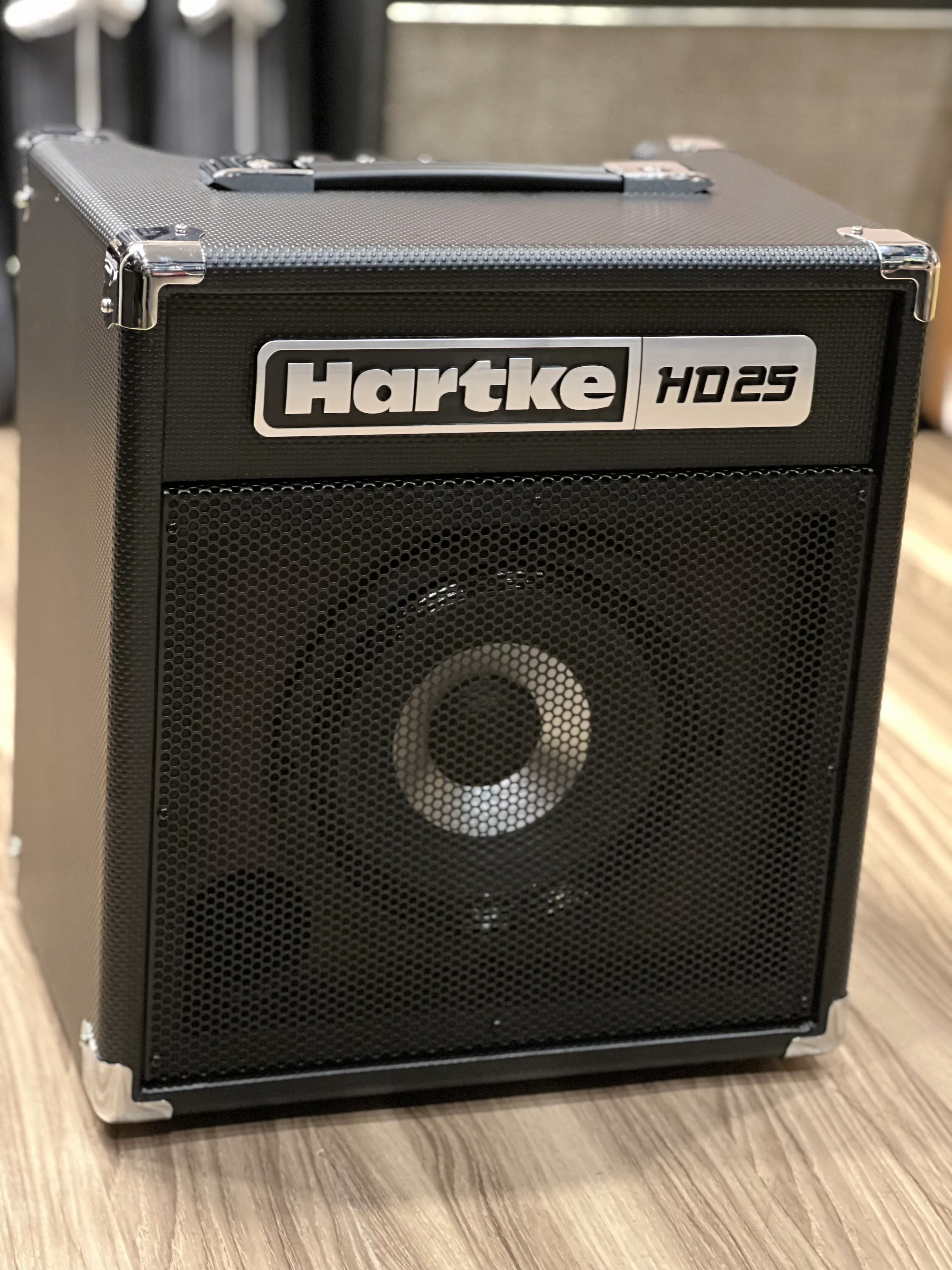 Hartke Hydrive HD25 25W 8" Bass Combo Ampli - Image 2