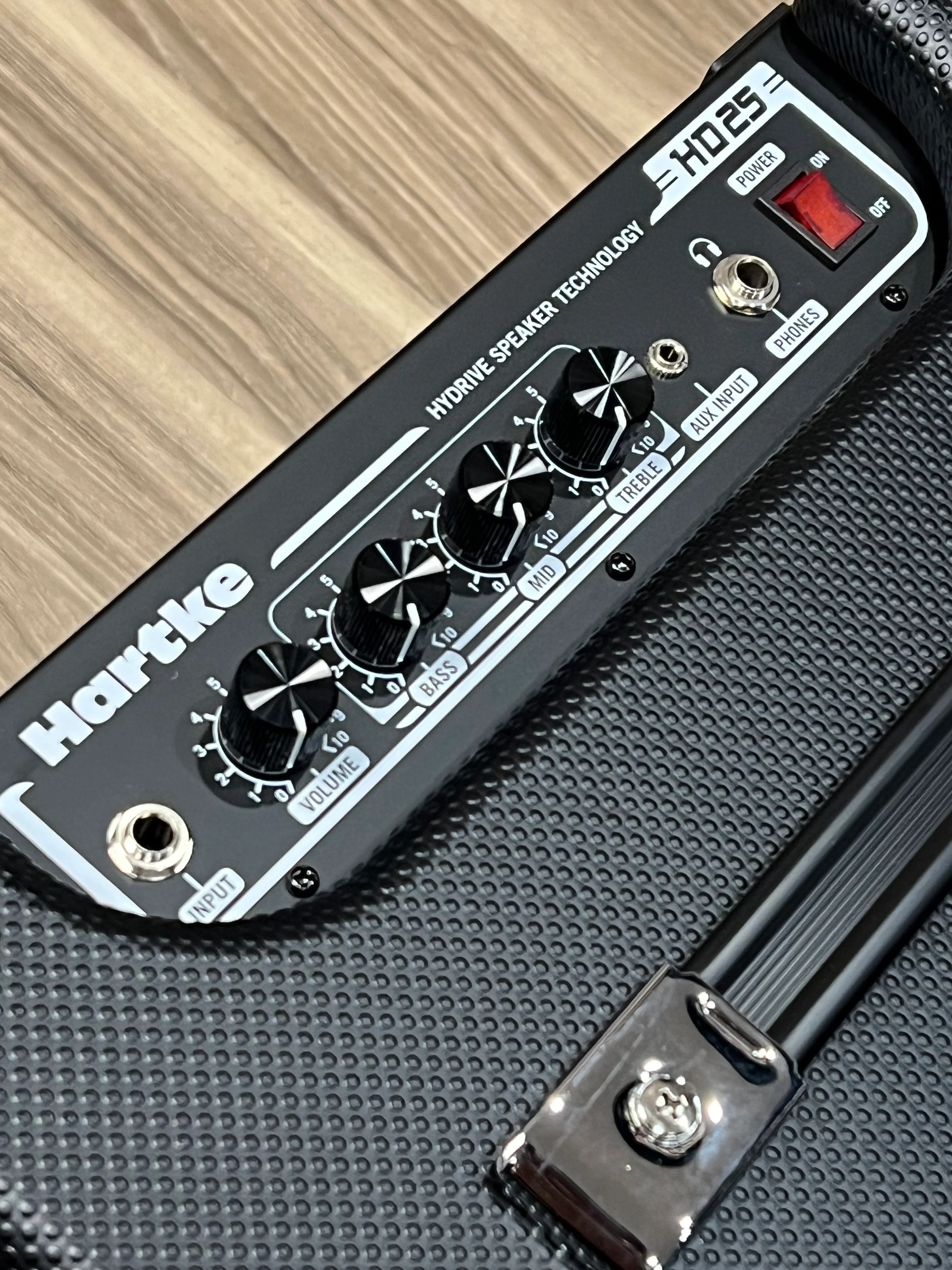 Hartke Hydrive HD25 25W 8" Bass Combo Ampli - Image 3
