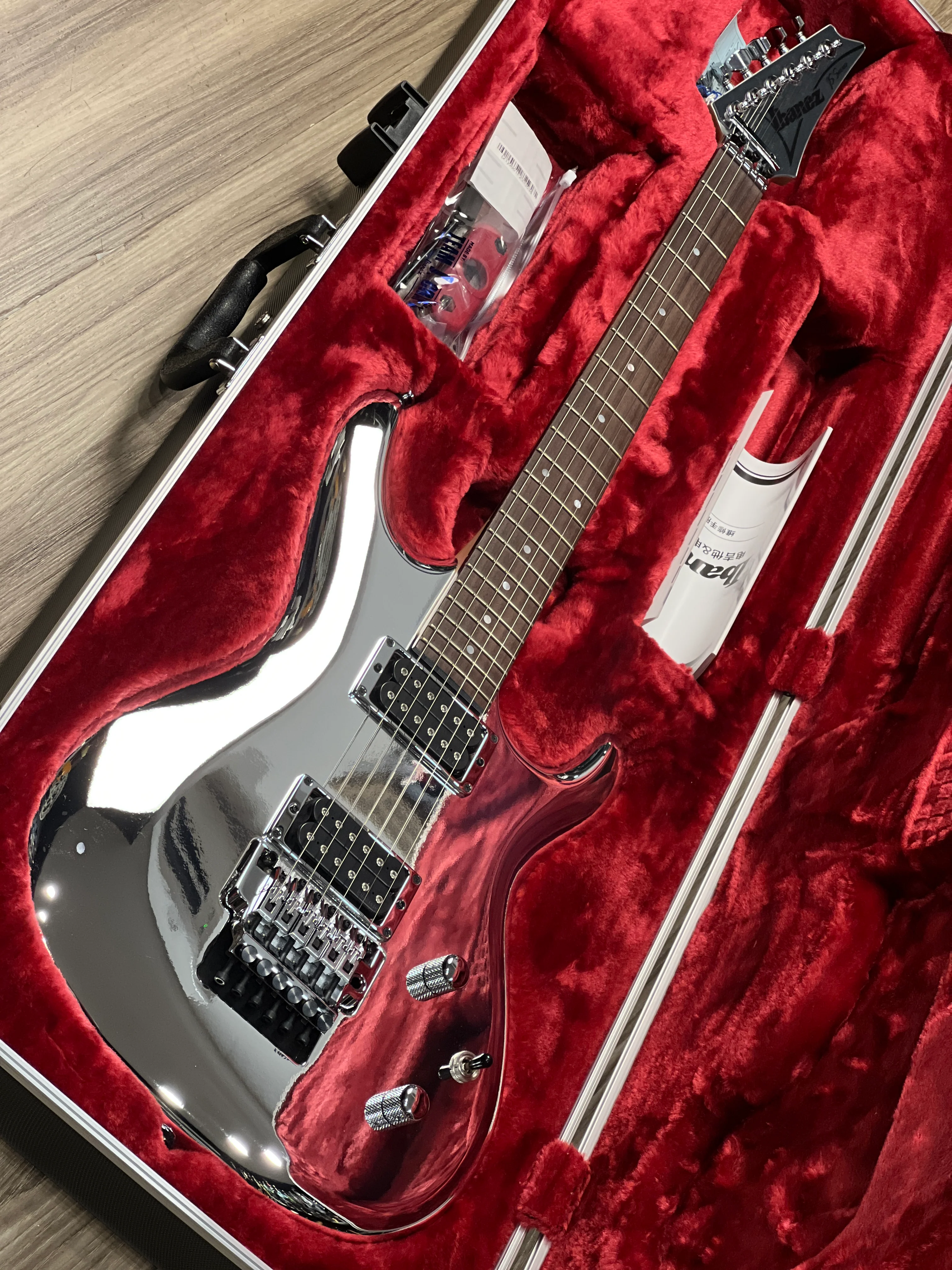 Ibanez JS3CR Joe Satriani Signature w/Case In Chrome Boy F2333534 - Image 2