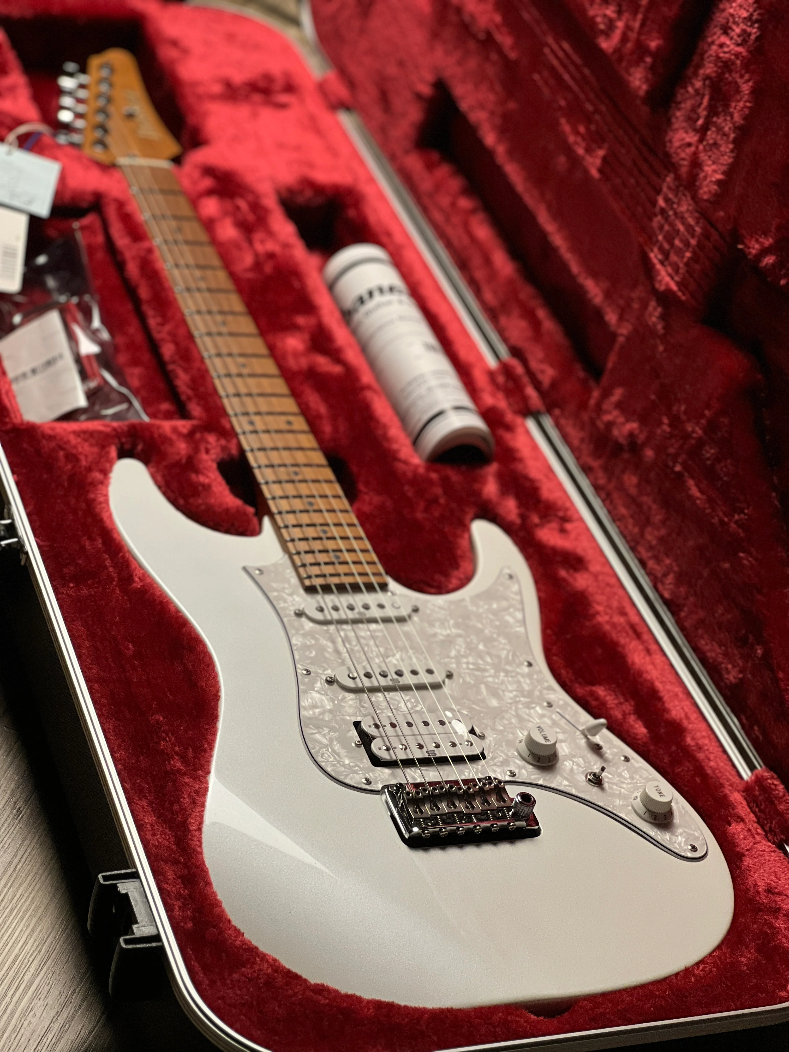 Ibanez Prestige AZ2204 in Pearl White F2503181