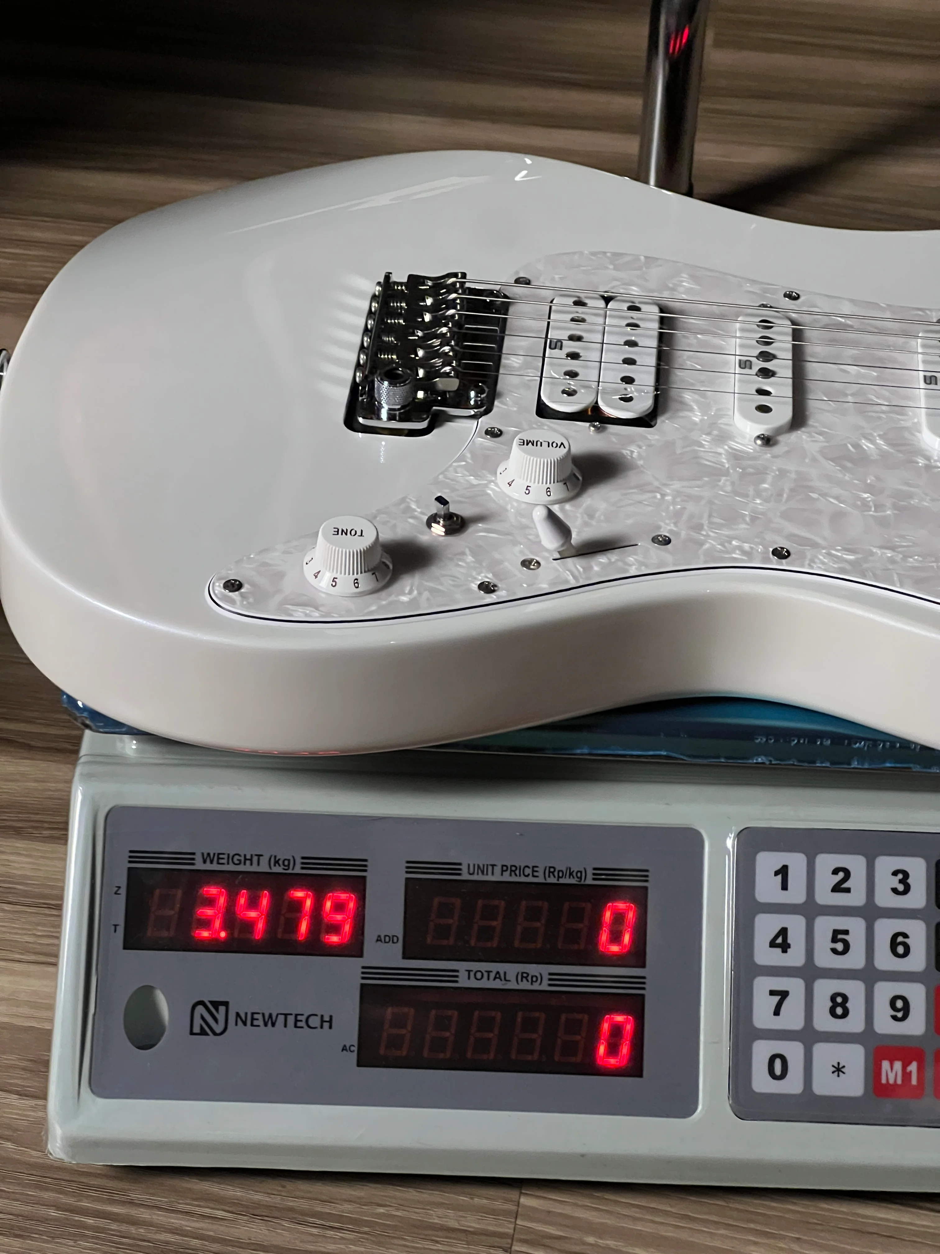 Ibanez Prestige AZ2204 in Pearl White F2503181 - Image 9