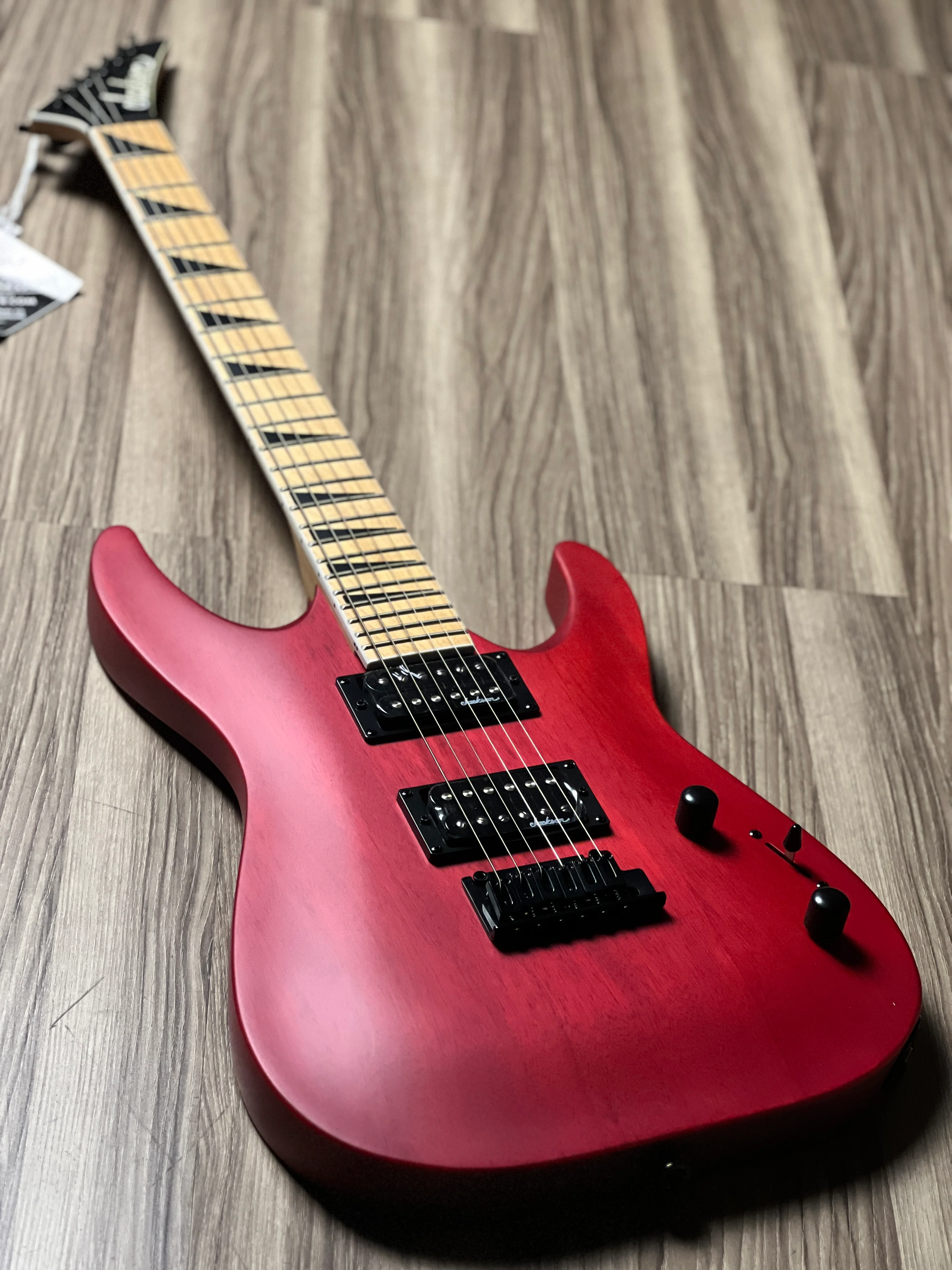 Jackson JS Series Dinky Arch Top JS24 DKAM with Caramelized Maple FB In Red Stain