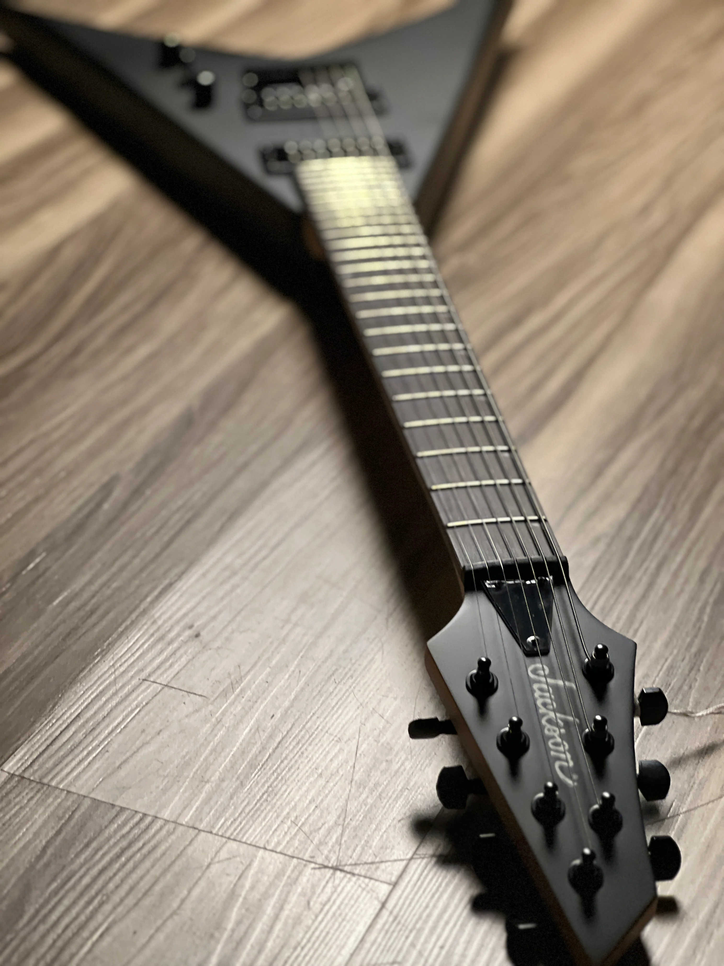 Jackson JS Series King V JS22-7 KV HT 7-Strings Amaranth FB In Satin Black - Image 5