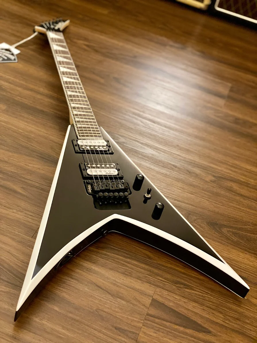 Jackson JS Series King V JS32 with Amaranth FB in Black with White Bevels - Image 3
