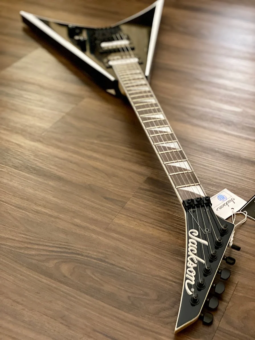 Jackson JS Series King V JS32 with Amaranth FB in Black with White Bevels - Image 5