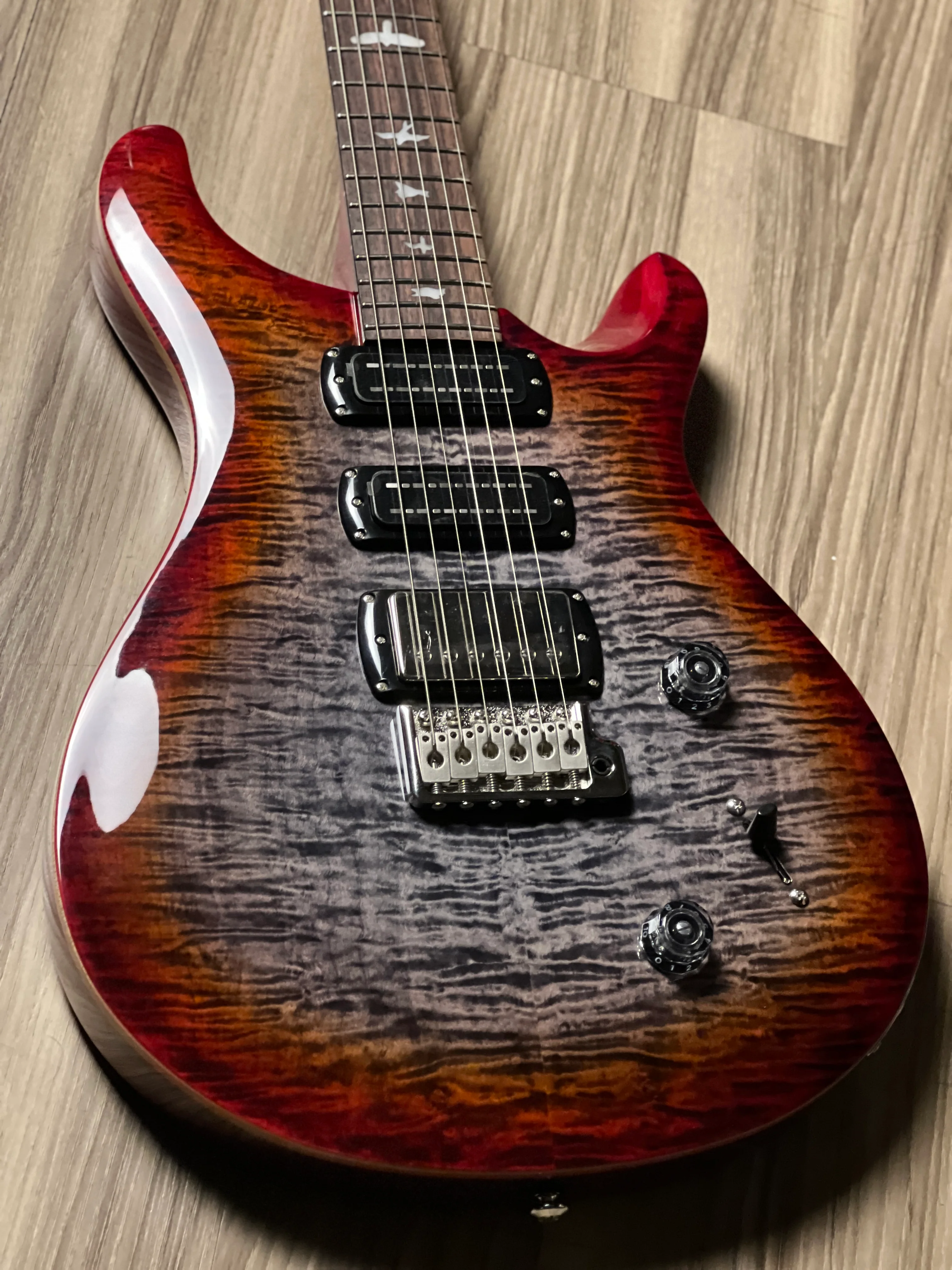 PRS SE Studio in Charcoal Cherry Burst - Image 4