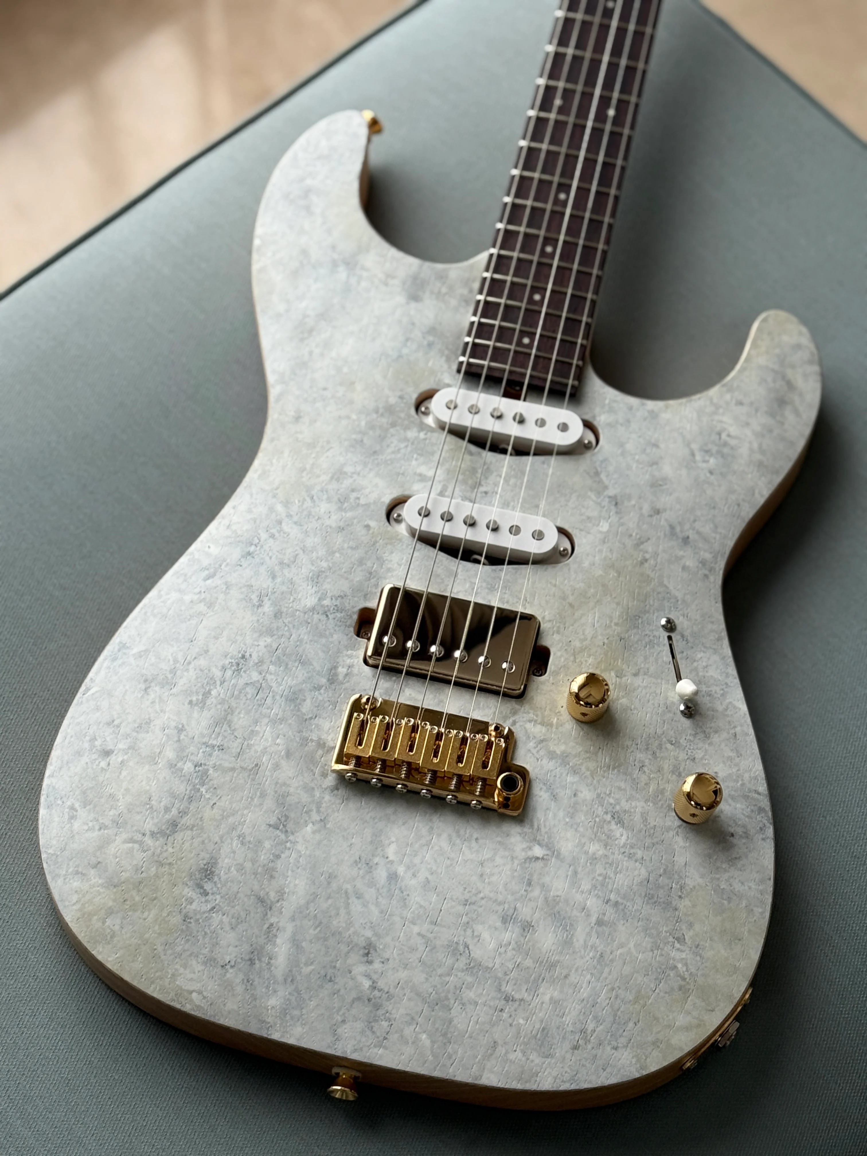 Saito S-622 SSH with Rosewood and Gold Hardware in White Granite 253033 - Image 14