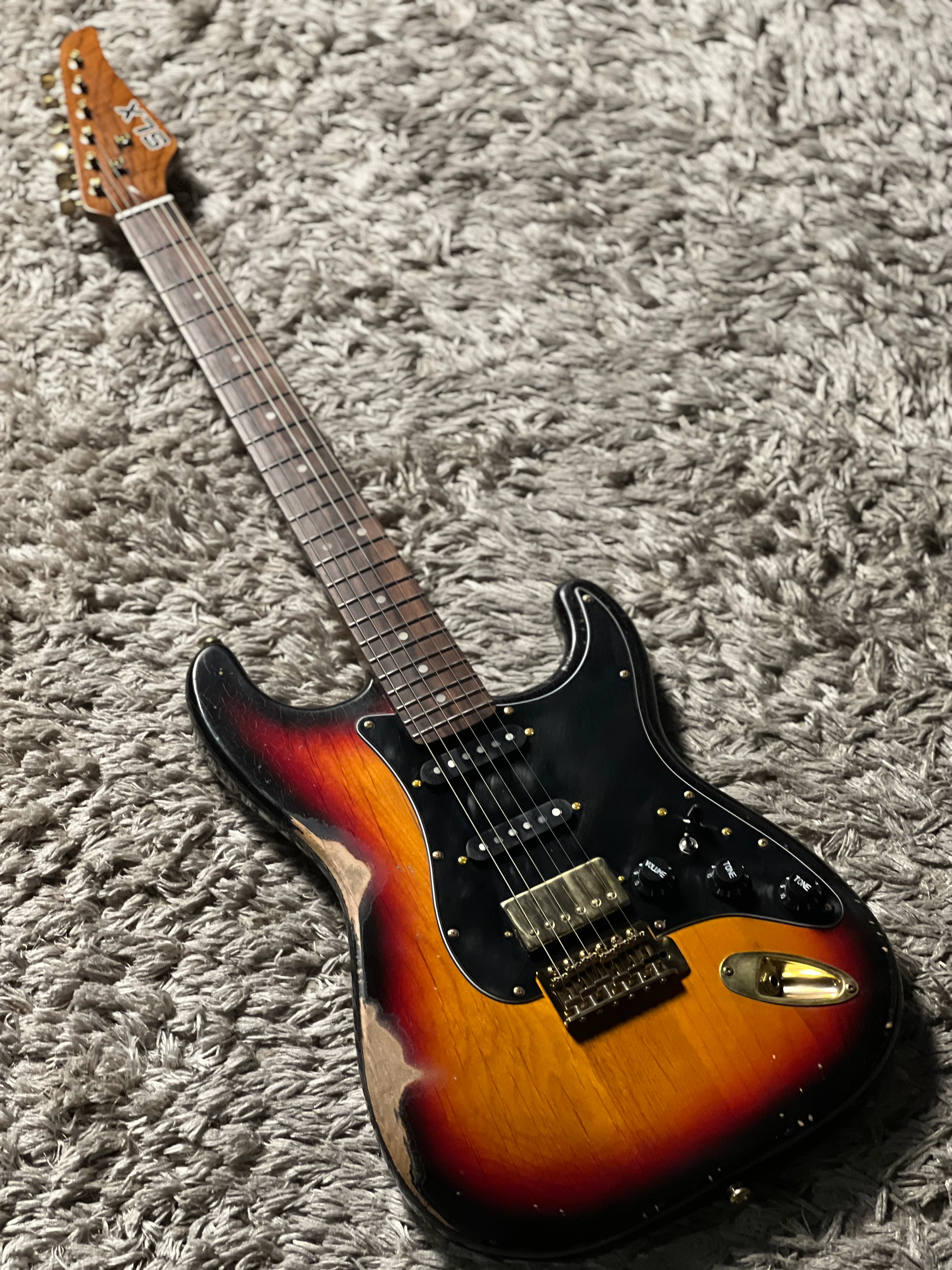 SLX Hawk Antique in 3-Tone Sunburst with Gold Hardware Nitrocellulose Lacquer - Image 2