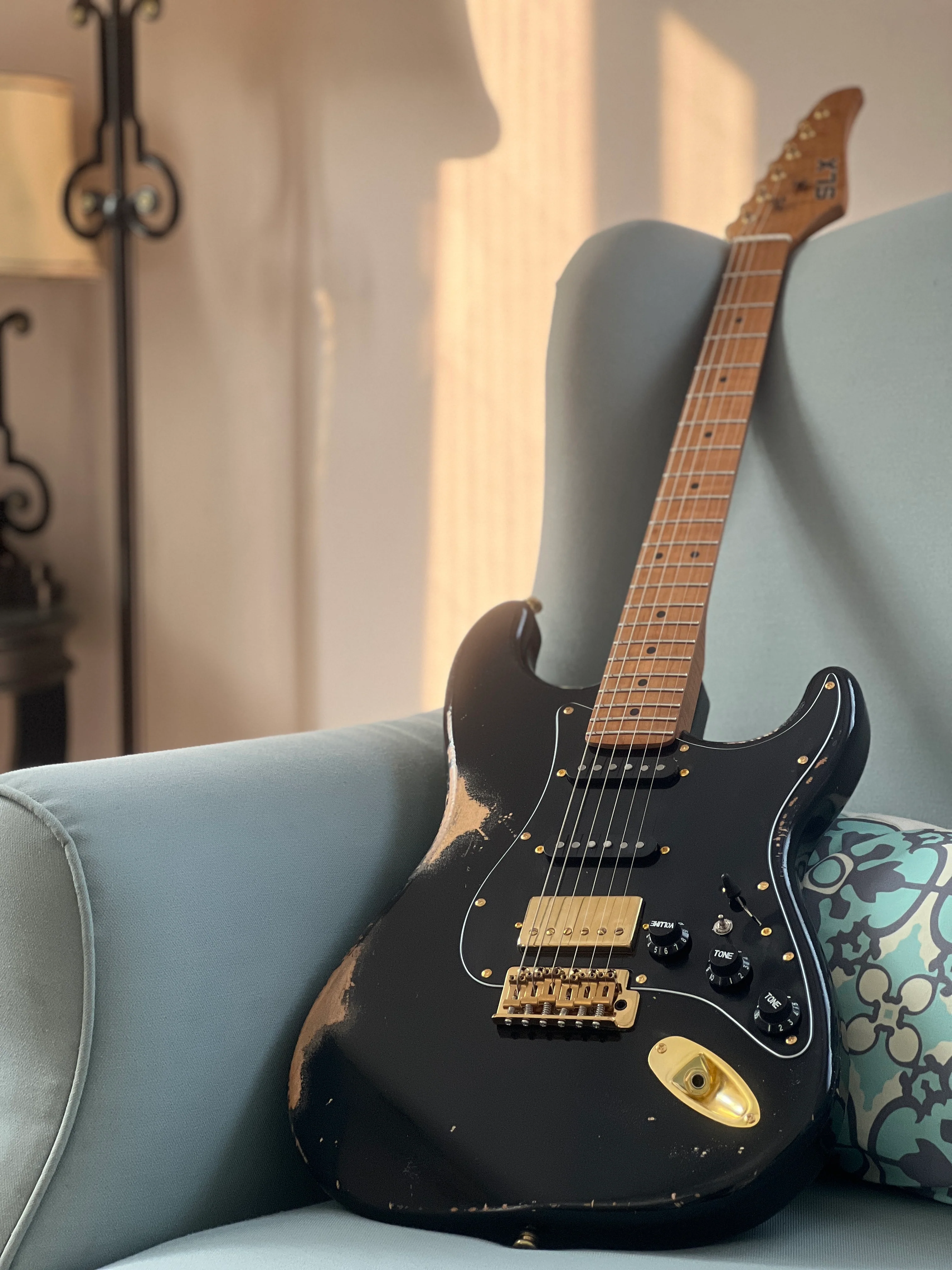 SLX Hawk Antique in Black Beauty with Gold Hardware Nitrocellulose Lacquer - Image 4