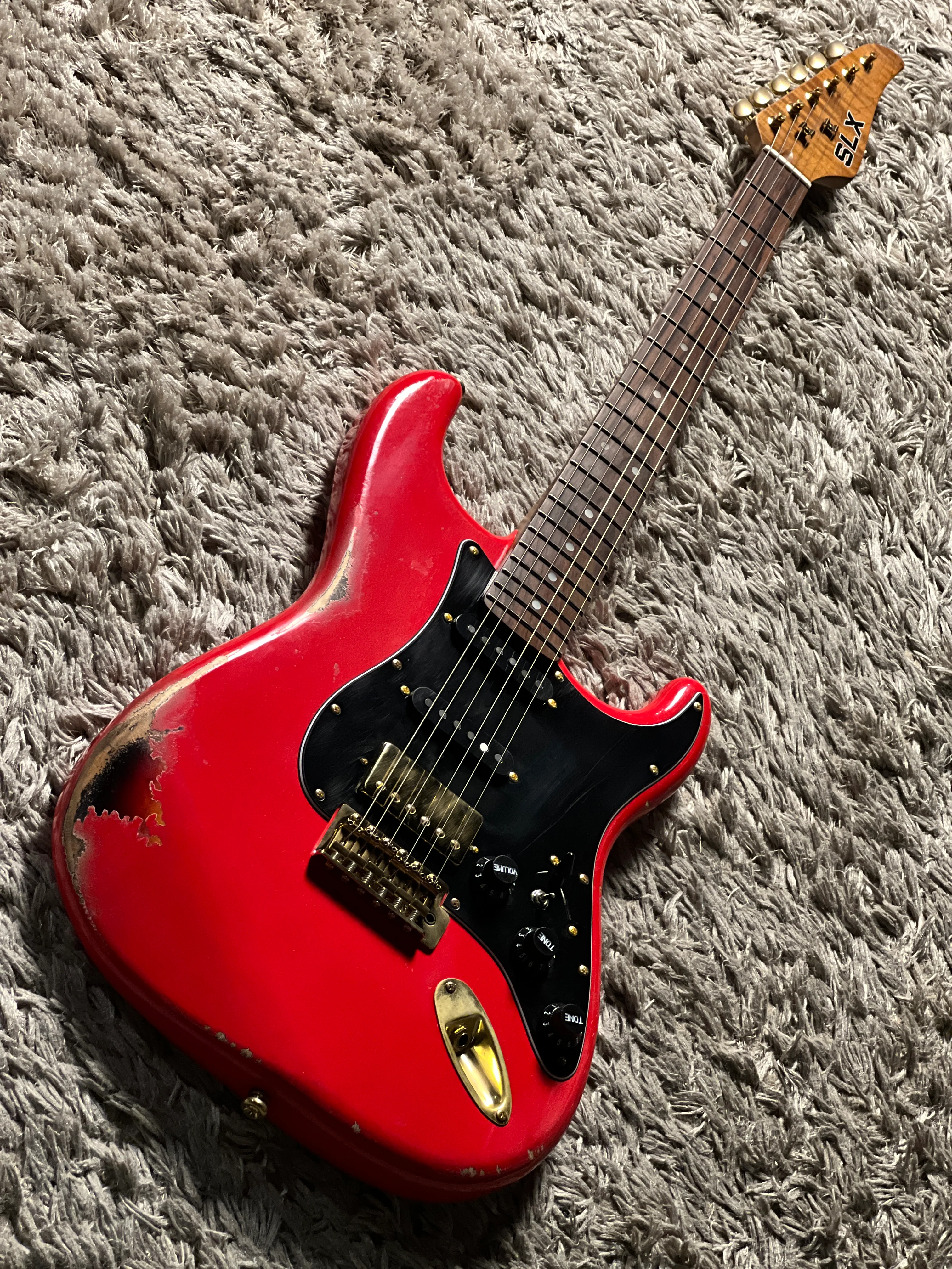 SLX Hawk Antique in Dakota Red Over Sunburst with Gold Hardware Nitrocellulose Lacquer - Image 3