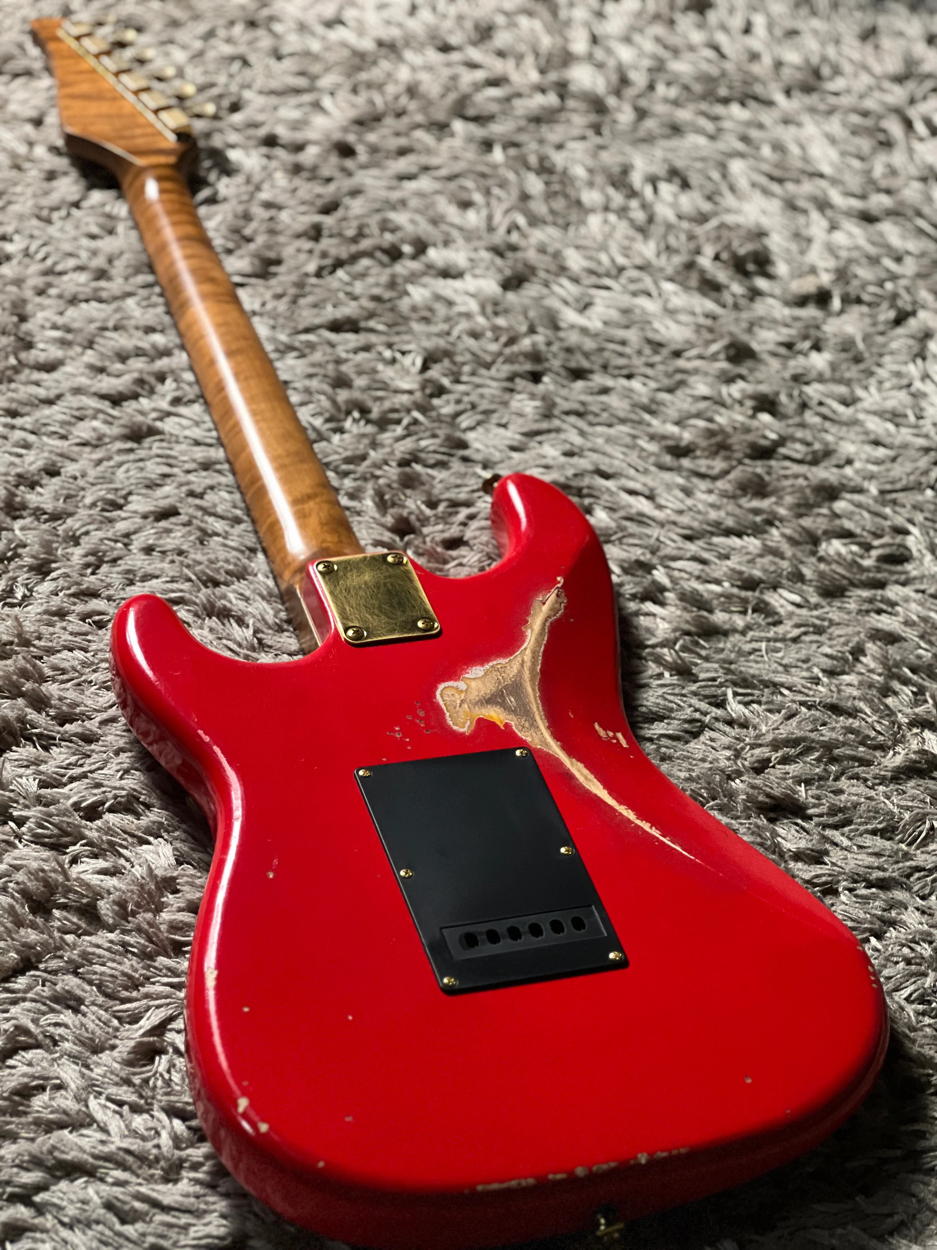 SLX Hawk Antique in Dakota Red Over Sunburst with Gold Hardware Nitrocellulose Lacquer - Image 5