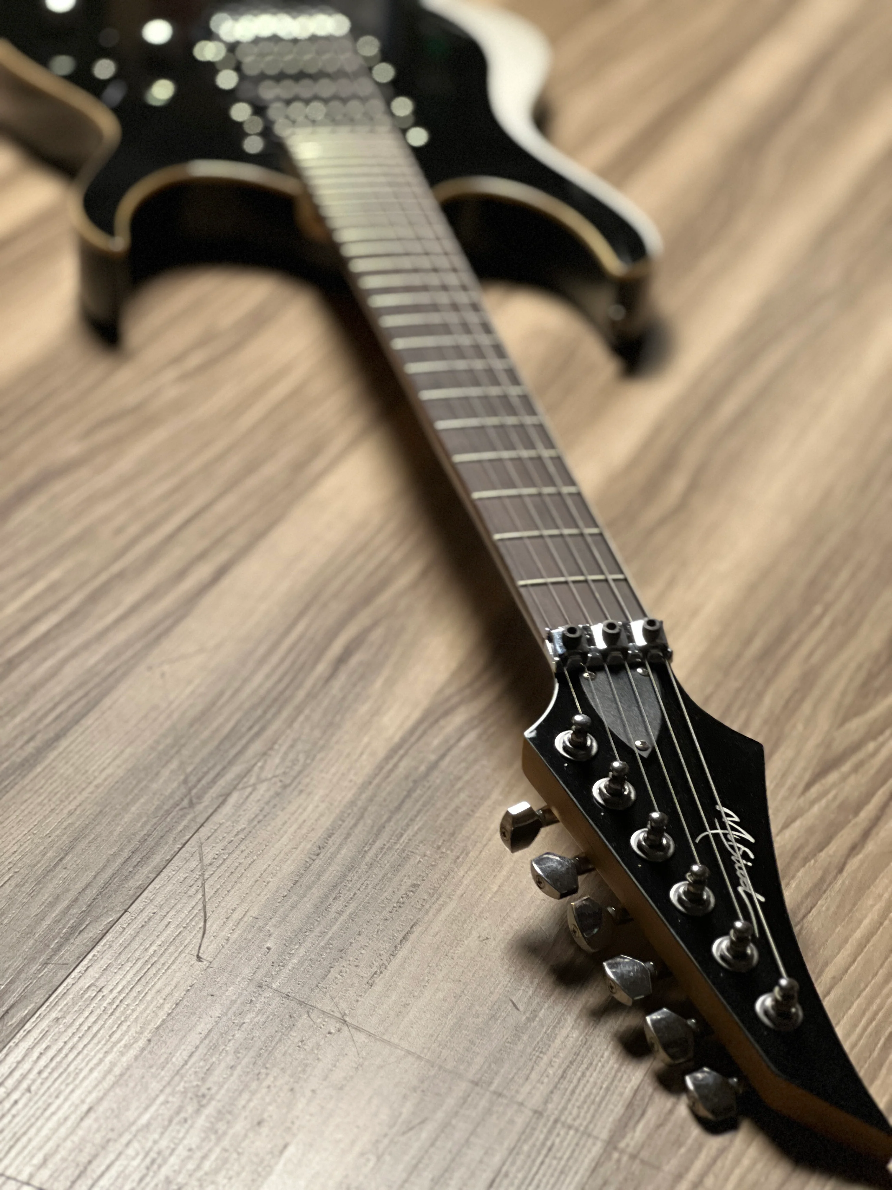 SLX Phoenix MC HSH FR in Yin Yang with Rosewood FB - Image 6