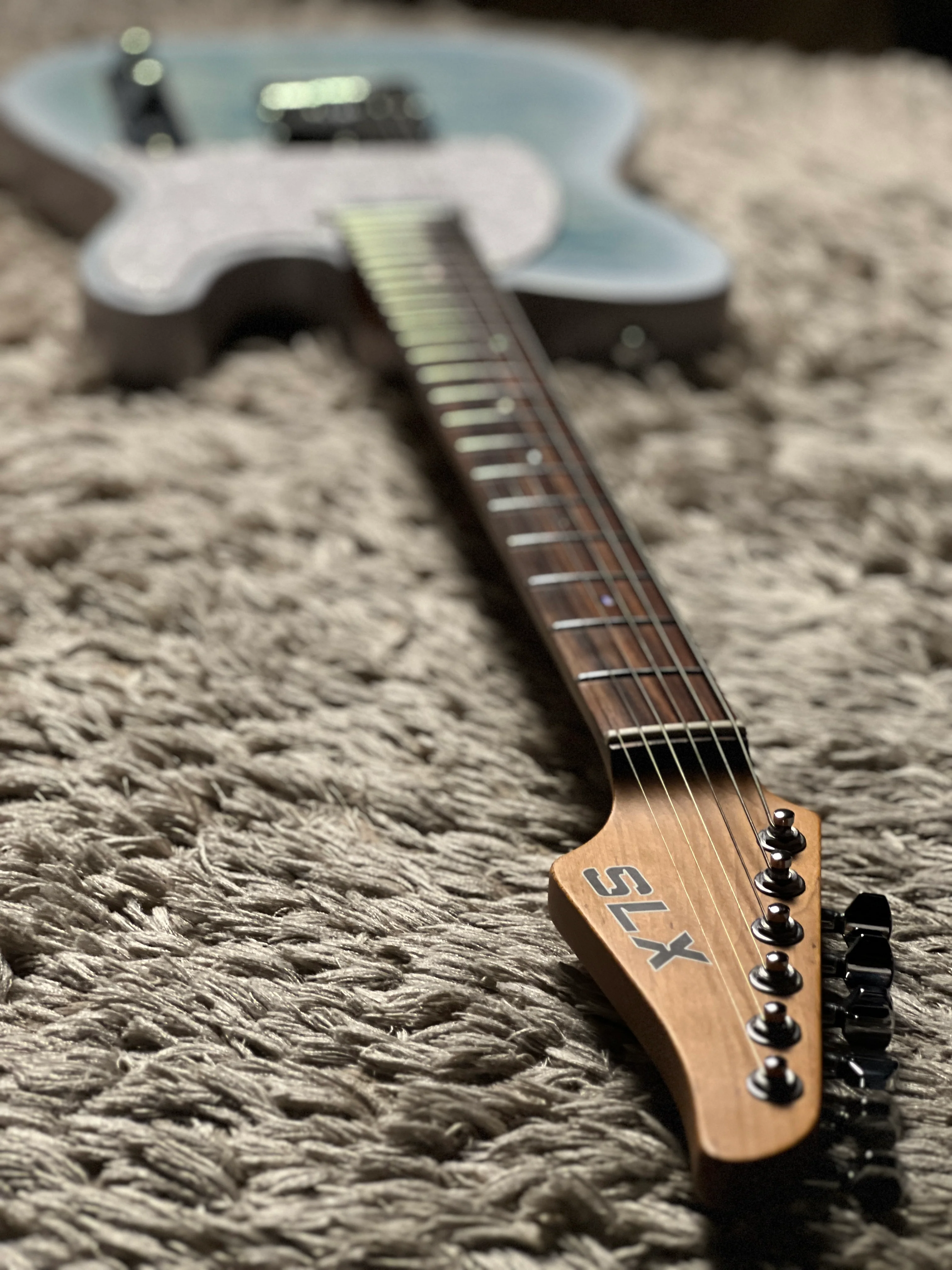 SLX Raven Classic 22 in Larimar with Rosewood FB Limited Edition - Image 7
