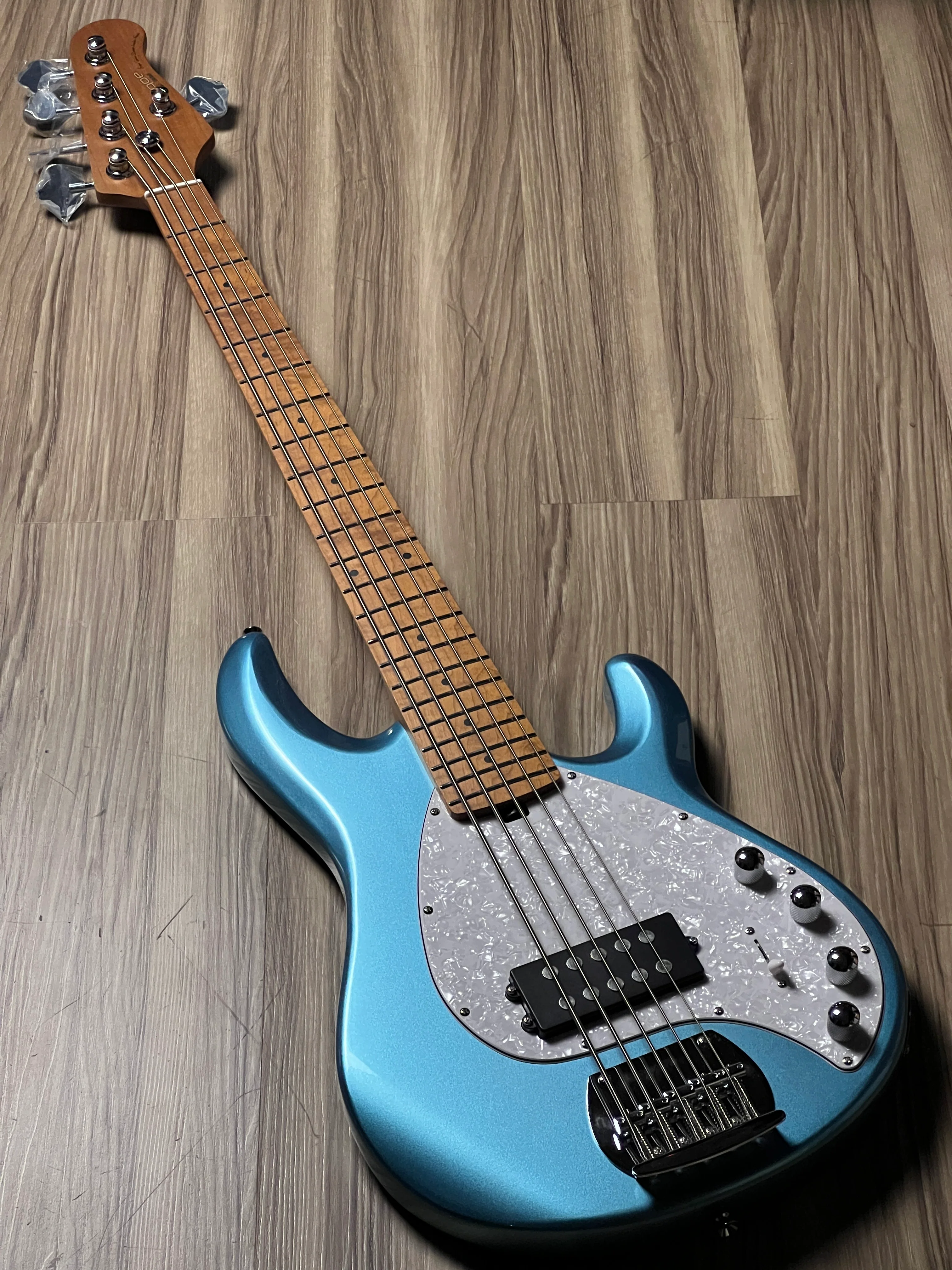 SQOE SBMS500 MBL 5 String Bass in Metallic Blue - Image 3