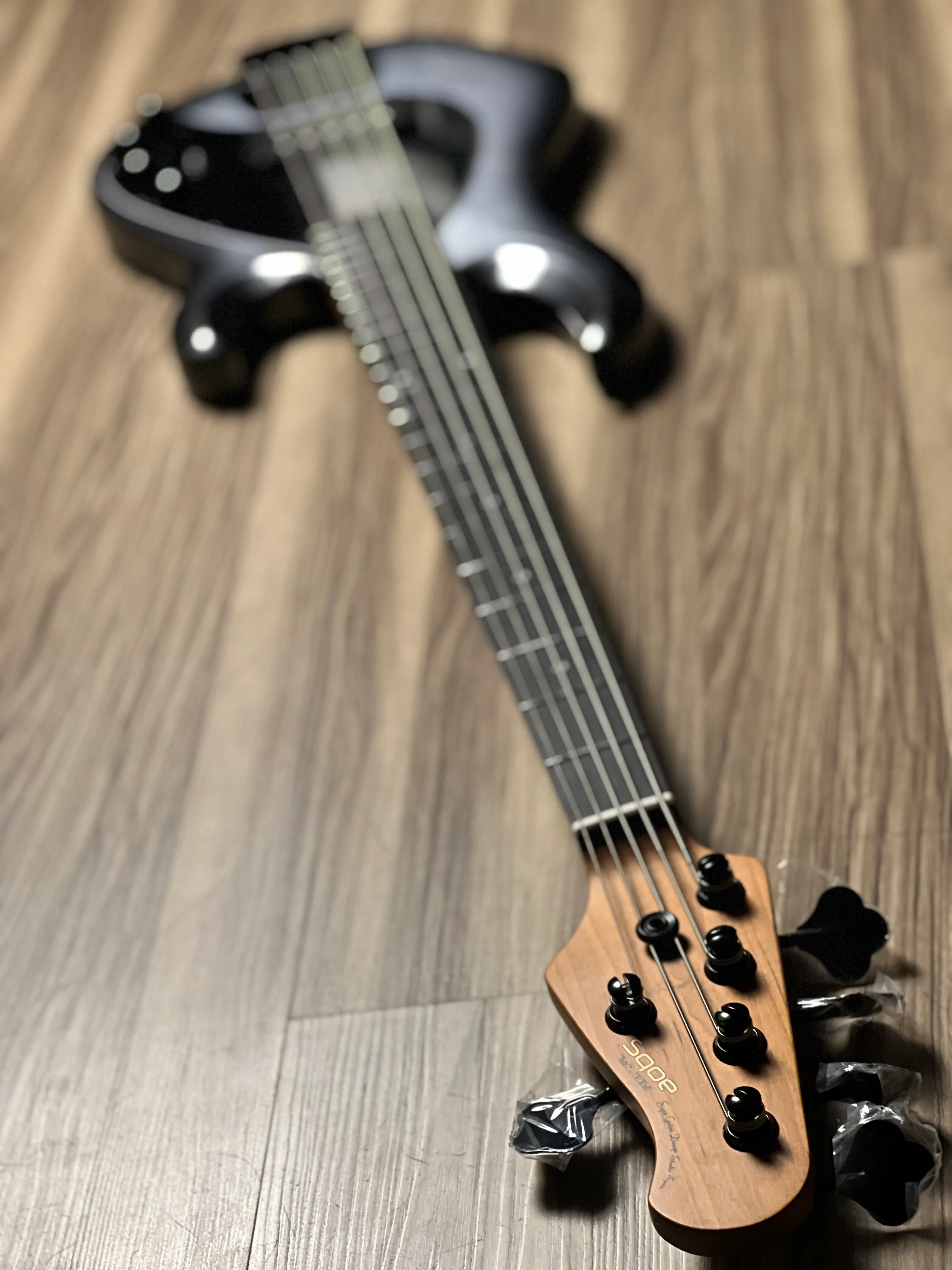 SQOE SBMS500 MWA 5 String Bass in Metallic Silverburst - Image 6