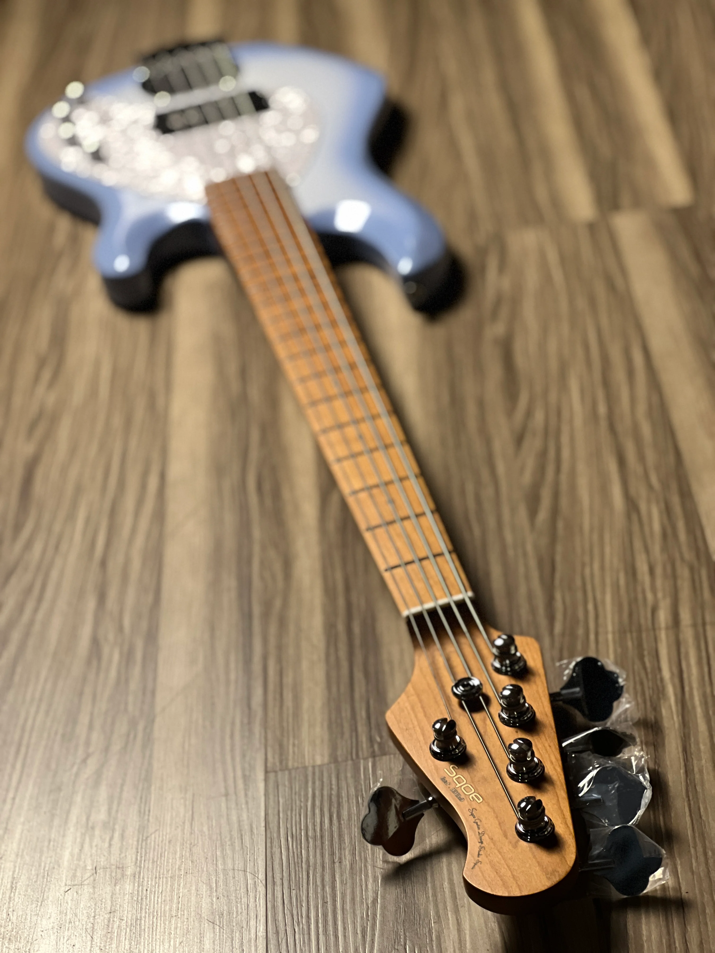SQOE SBMS500 MWH 5 String Bass in Metallic White Burst - Image 6