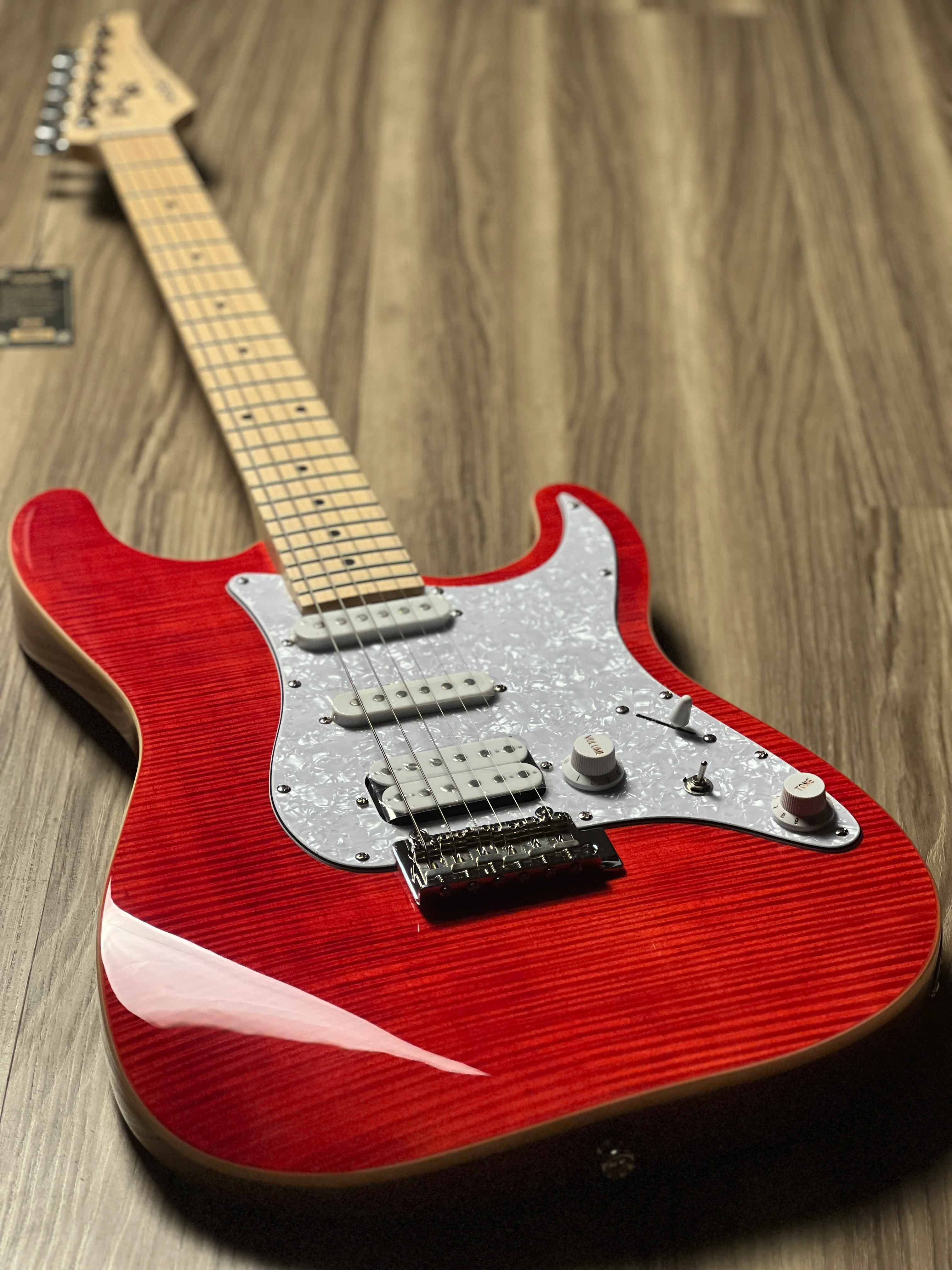 SQOE SEIB680 HSS with Flame Maple Top in Transparent Red - Image 3