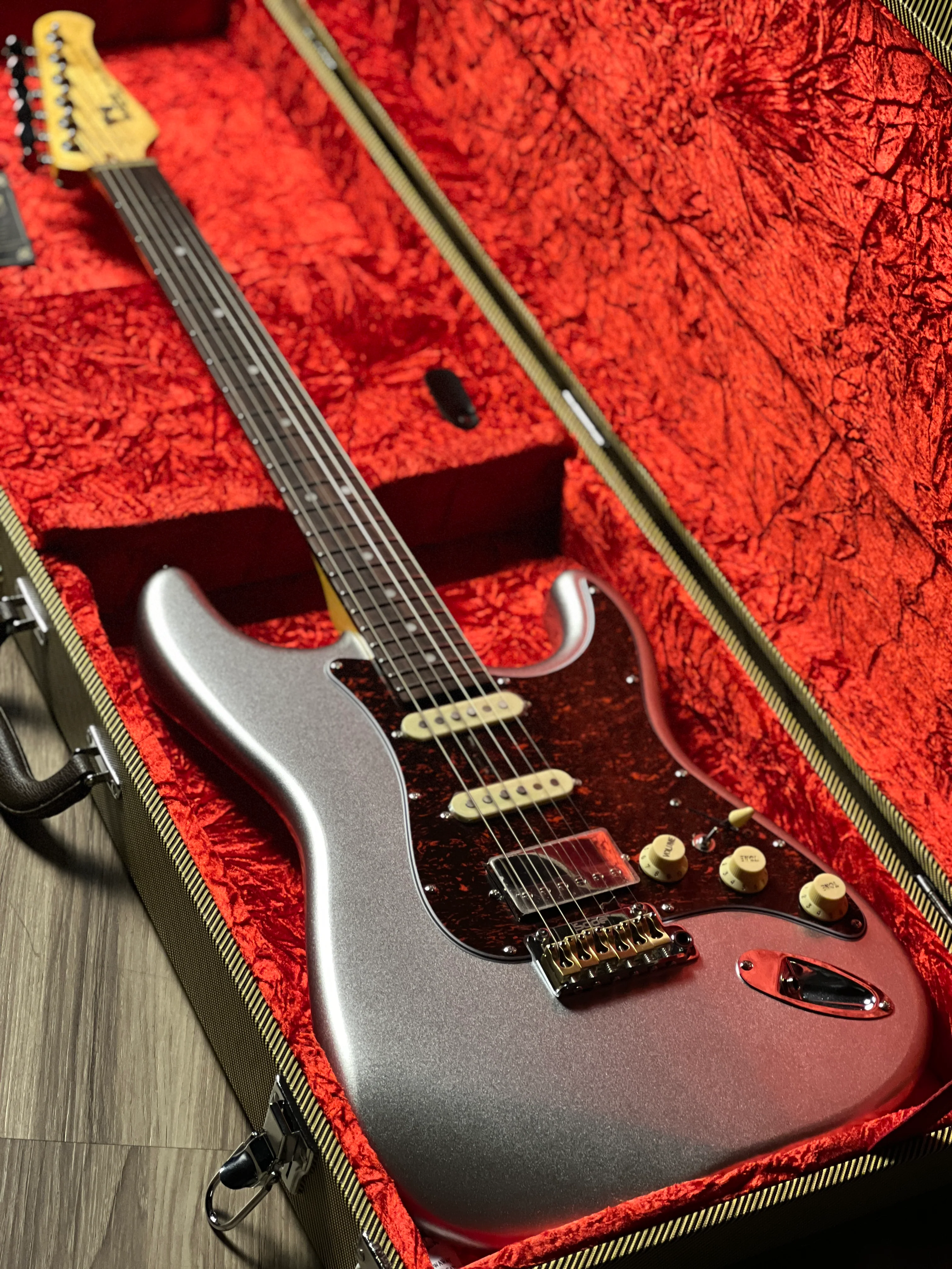 SQOE SEST1000 HSS Custom Shop Series in Inca Silver Limited Edition with Hardshell Case - Image 9