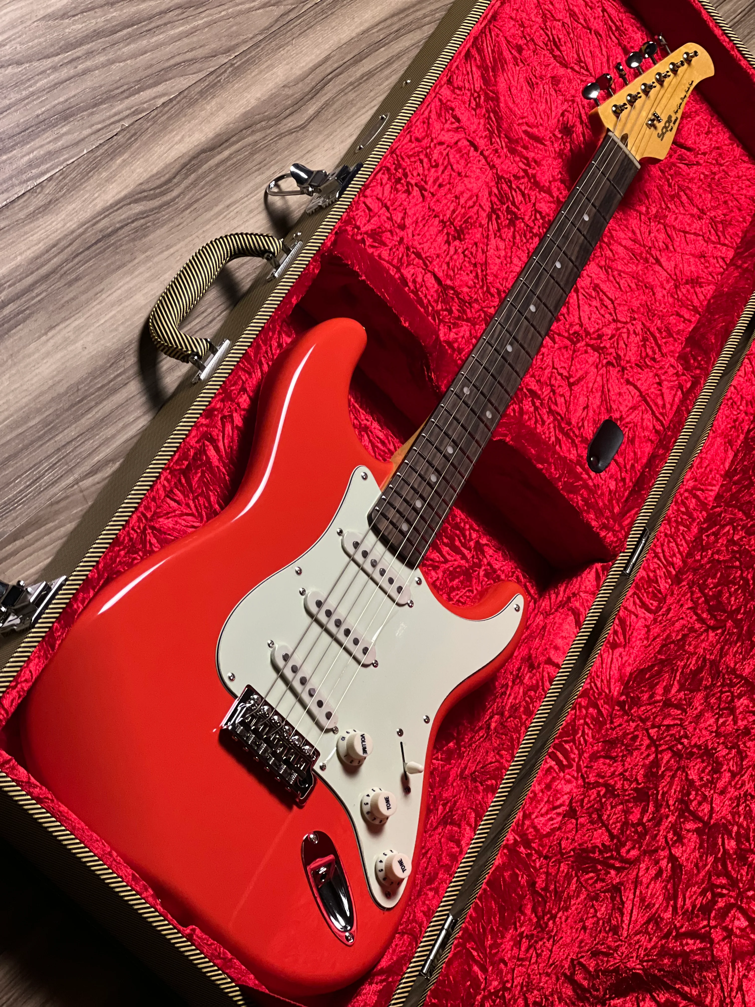 SQOE SEST1002 RD SSS Custom Shop Series in Fiesta Red Limited Edition with Hardshell Case - Image 2
