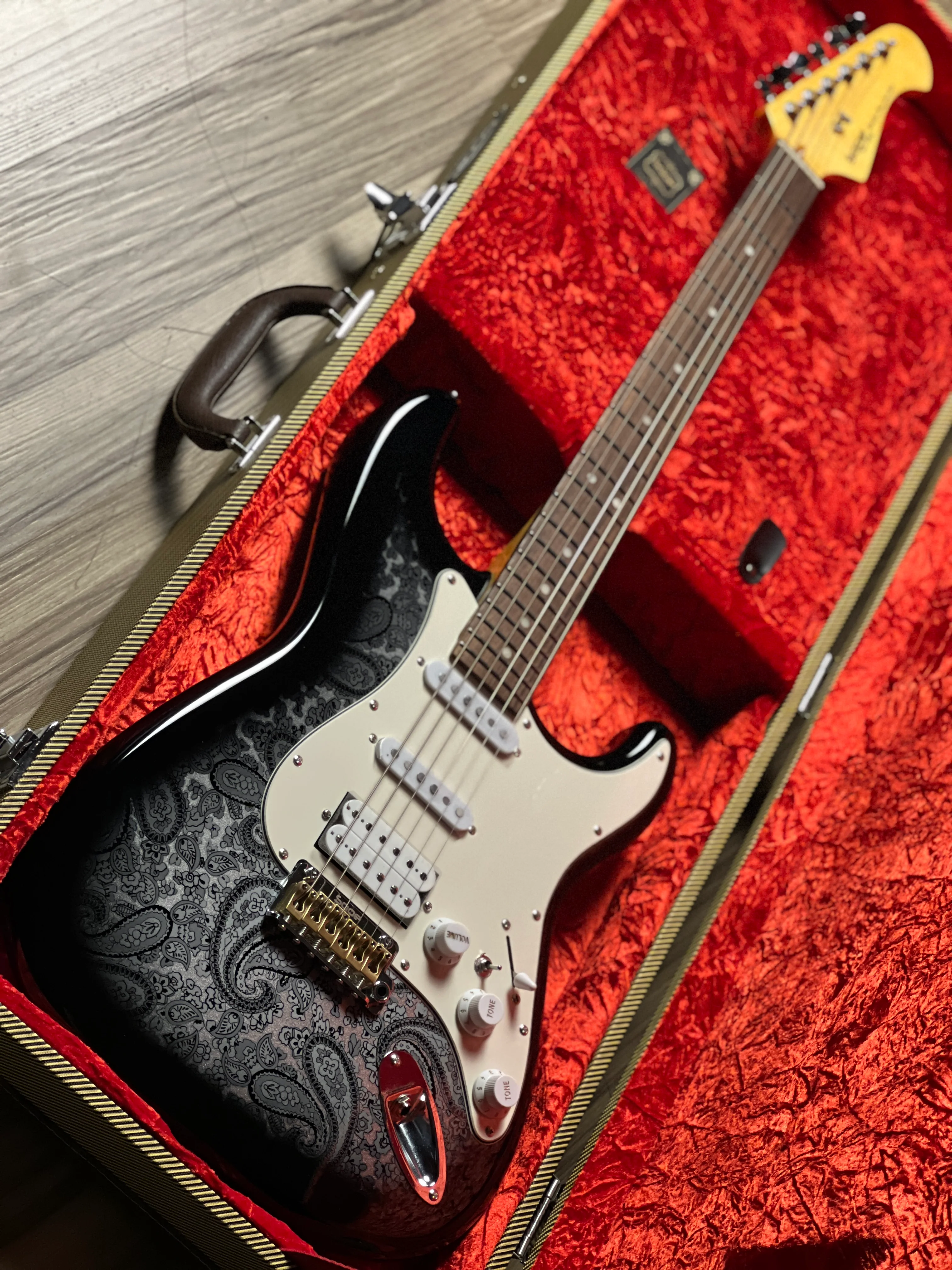SQOE SEST1100 HSS Custom Shop Series in Black Paisley Limited Edition with Hardshell Case - Image 8