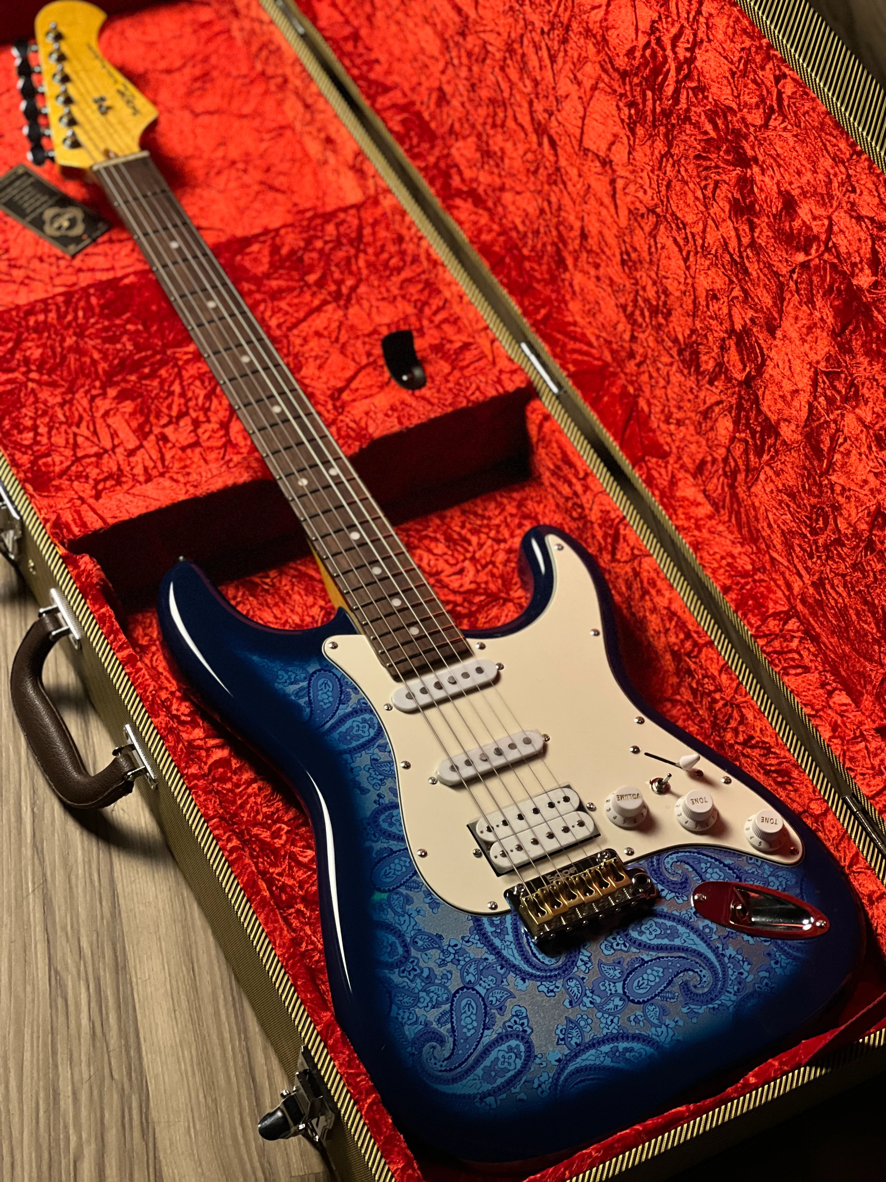 SQOE SEST1100 HSS Custom Shop Series in Blue Paisley Limited Edition with Hardshell Case - Image 10
