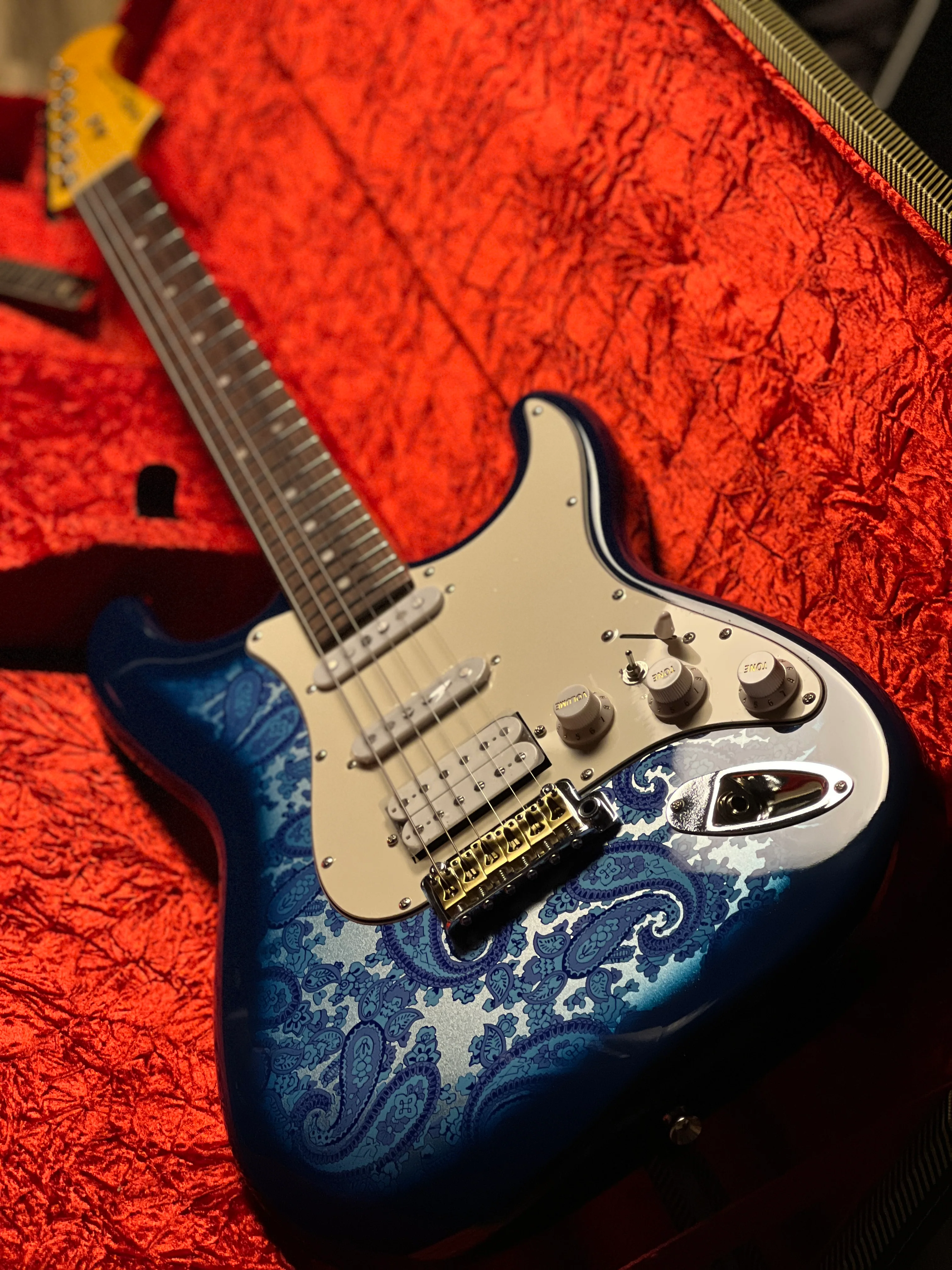 SQOE SEST1100 HSS Custom Shop Series in Blue Paisley Limited Edition with Hardshell Case - Image 12