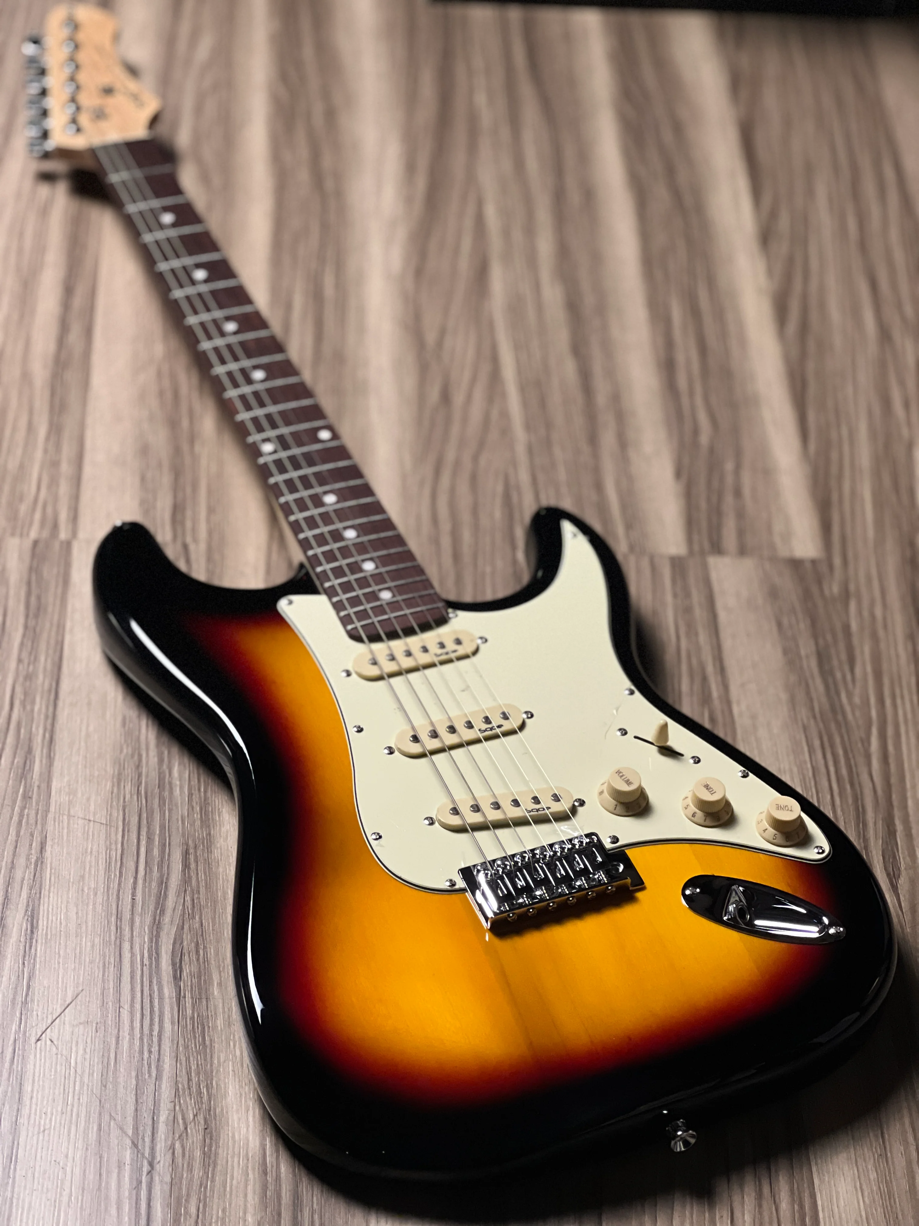 SQOE SEST200 Genesis Series in 3-Tone Sunburst