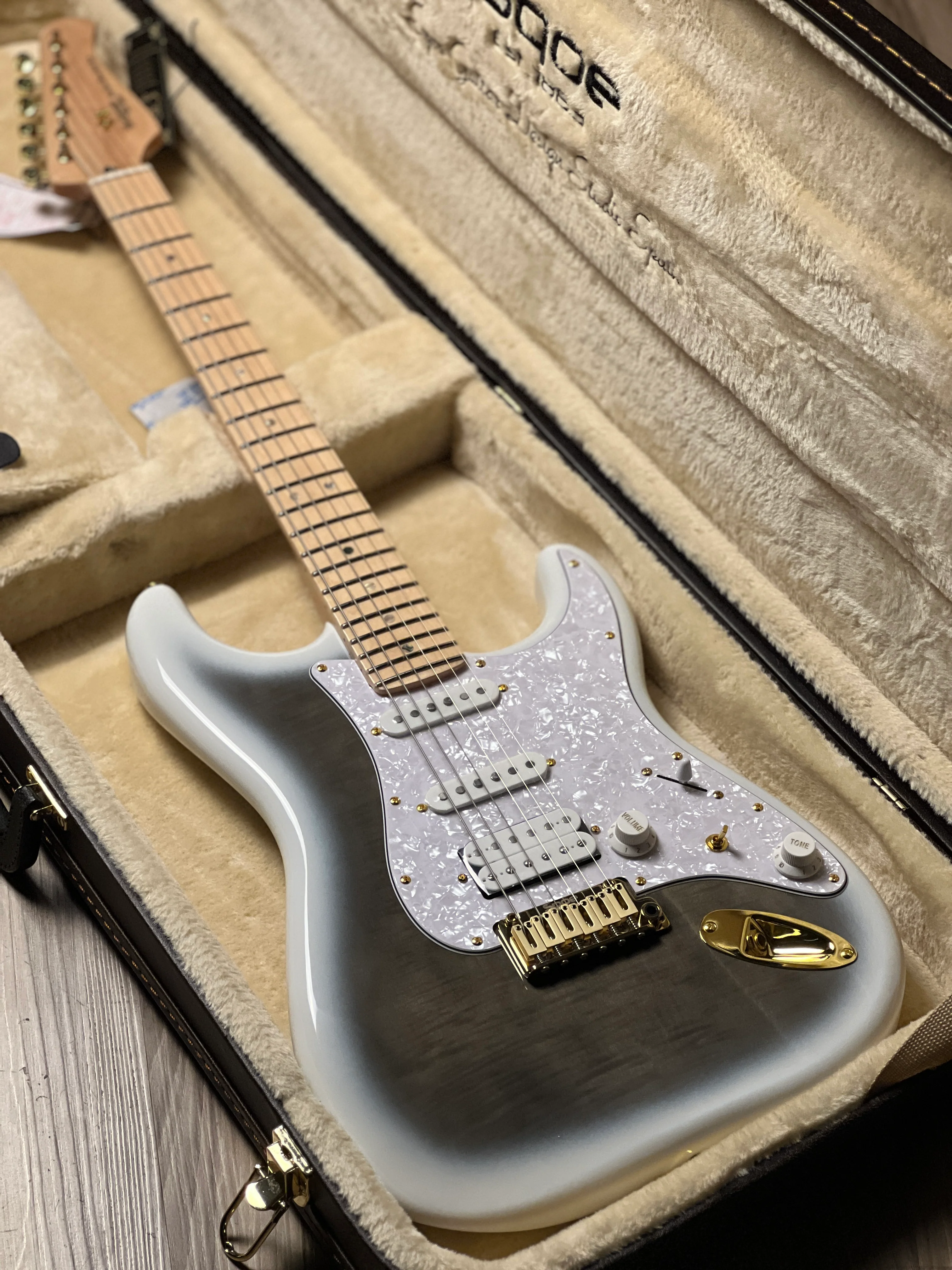 SQOE SEST900 HSS BK Custom Shop Series in See-Through Black Burst Limited Edition with Hardshell Case - Image 10