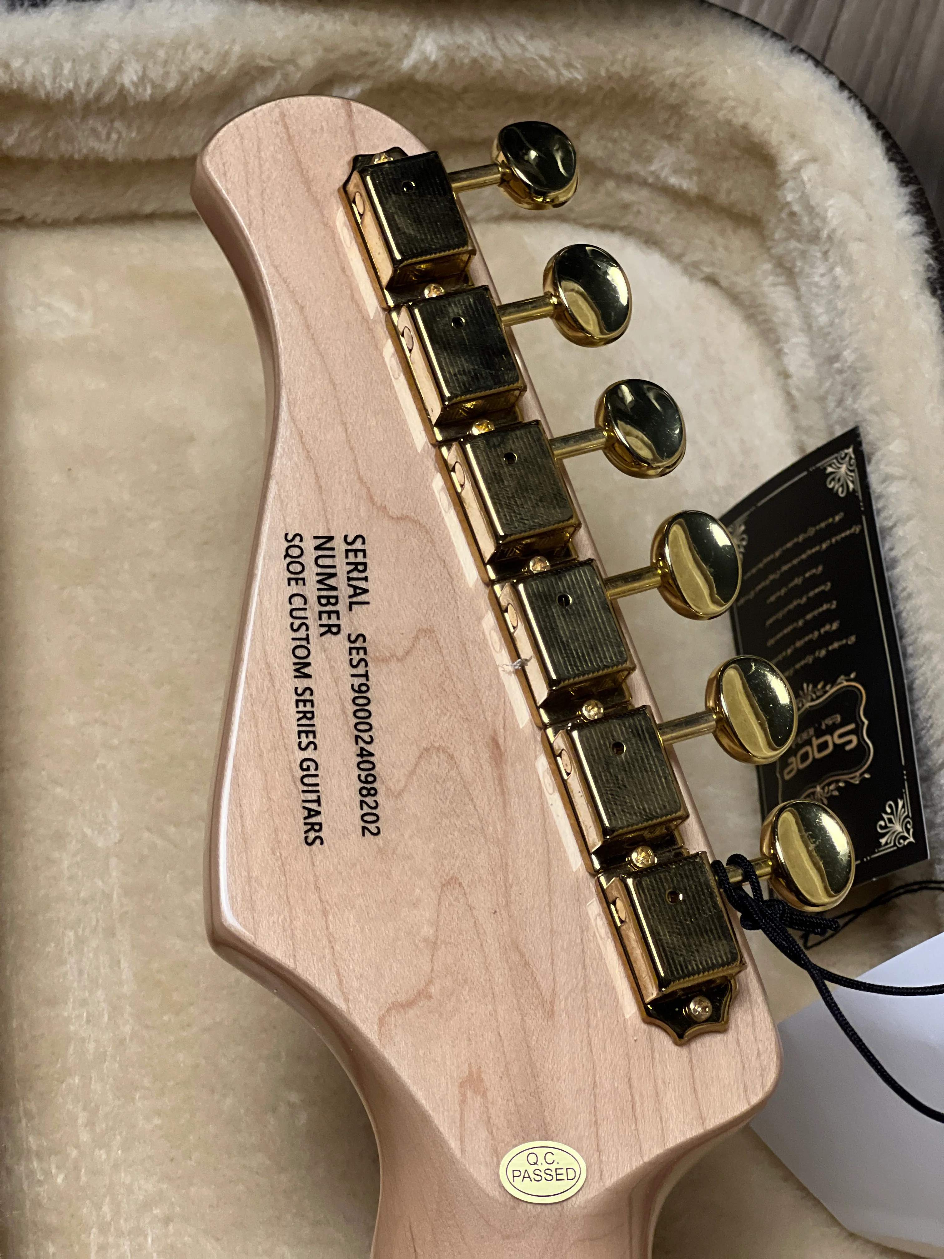 SQOE SEST900 HSS BK Custom Shop Series in See-Through Black Burst Limited Edition with Hardshell Case - Image 5