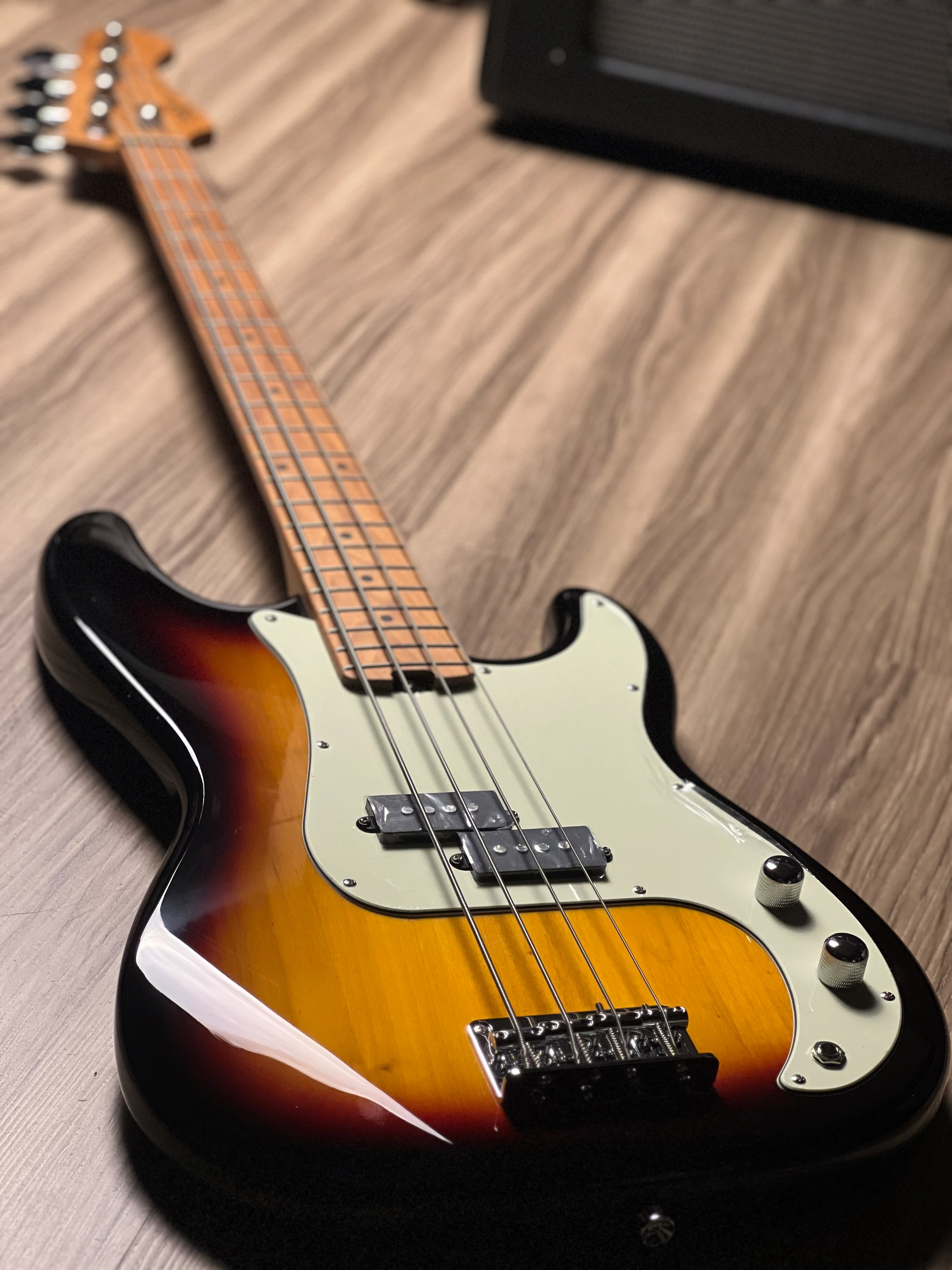 SQOE SPB600 Roasted Maple Series Bass in 3-Tone Sunburst - Image 2
