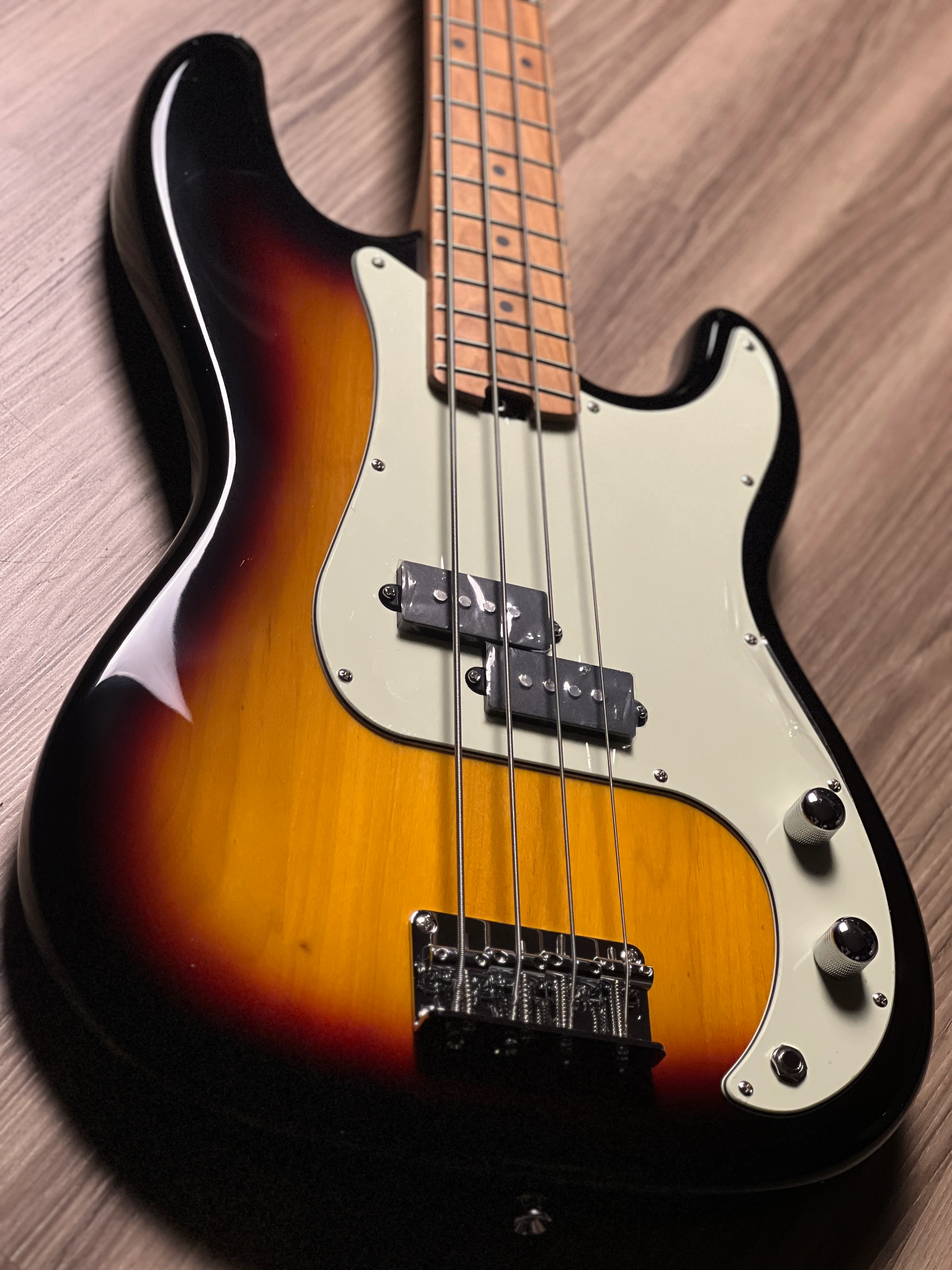 SQOE SPB600 Roasted Maple Series Bass in 3-Tone Sunburst - Image 6